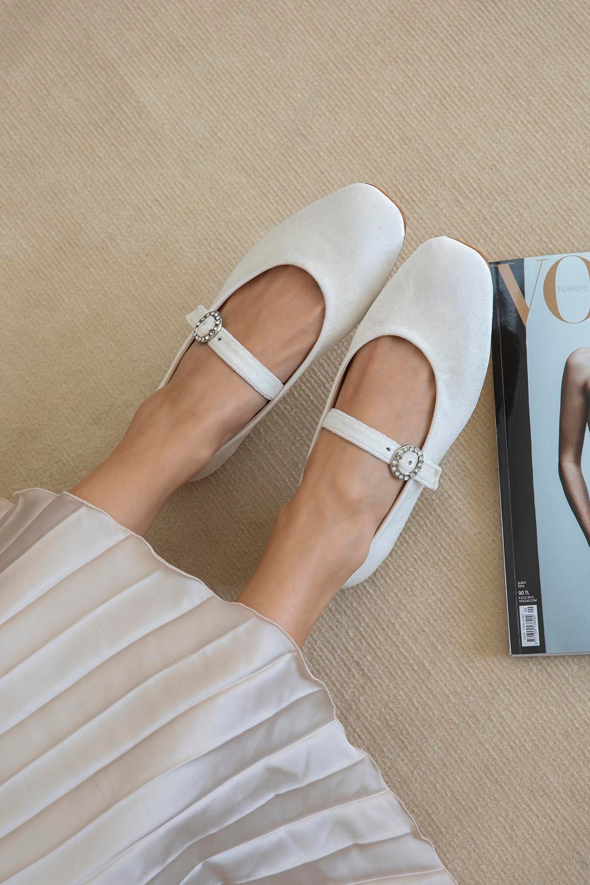 Berny  Kadın  Kemer  Detay  Kadife  Babet Bej