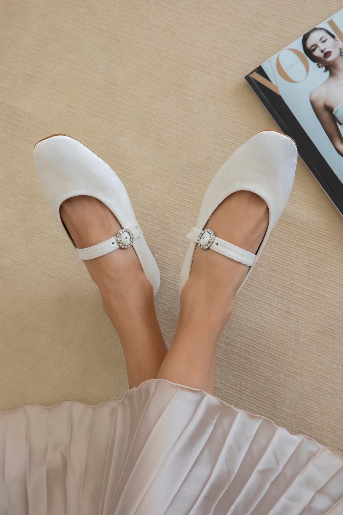 Berny  Kadın  Kemer  Detay  Kadife  Babet Bej