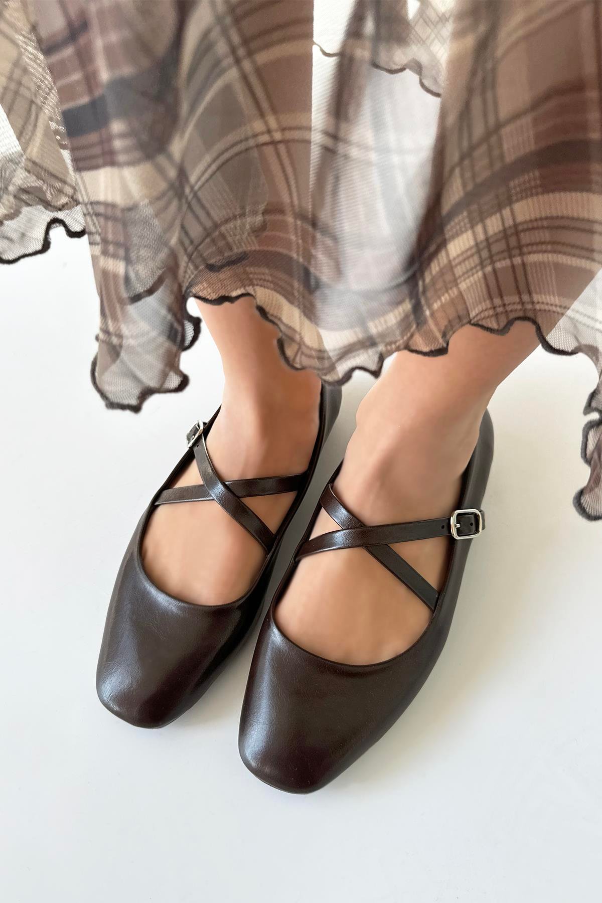 Blake Kadın Çapraz Kemer Detay Kırışık Deri Babet Kahve