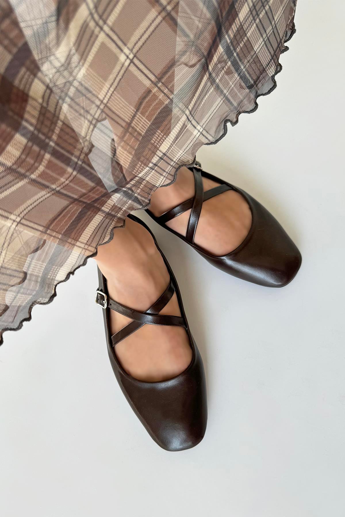 Blake Kadın Çapraz Kemer Detay Kırışık Deri Babet Kahve