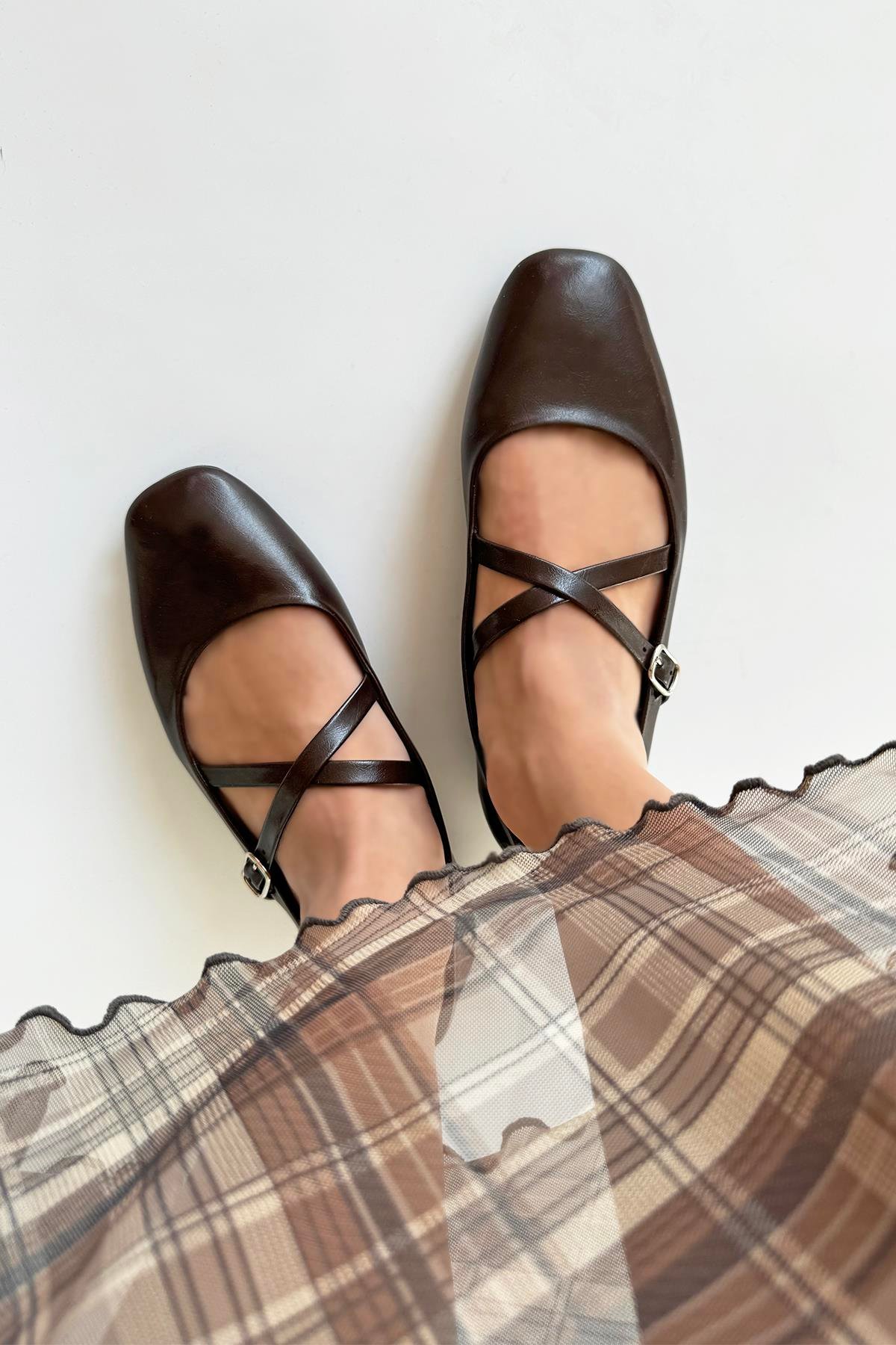 Blake Kadın Çapraz Kemer Detay Kırışık Deri Babet Kahve