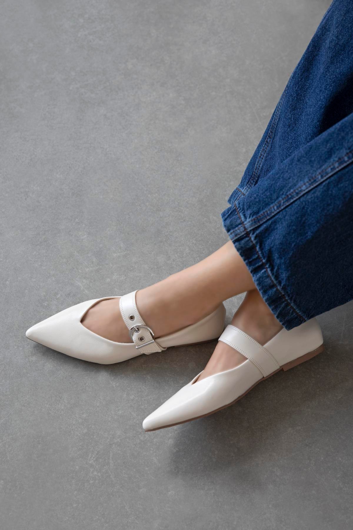 Bruno Kadın Kemer Detay Kırışık Deri Babet Krem