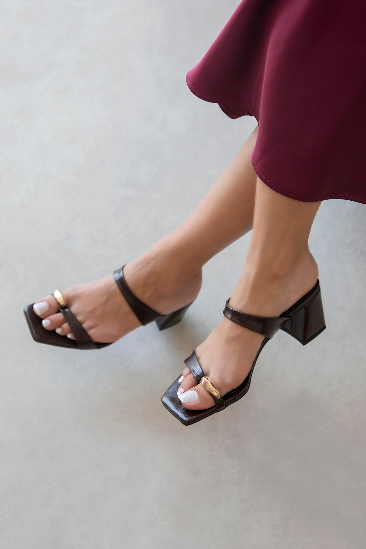 Capri Kadın Parmak Arası Kırışık Deri Sandalet Kahve