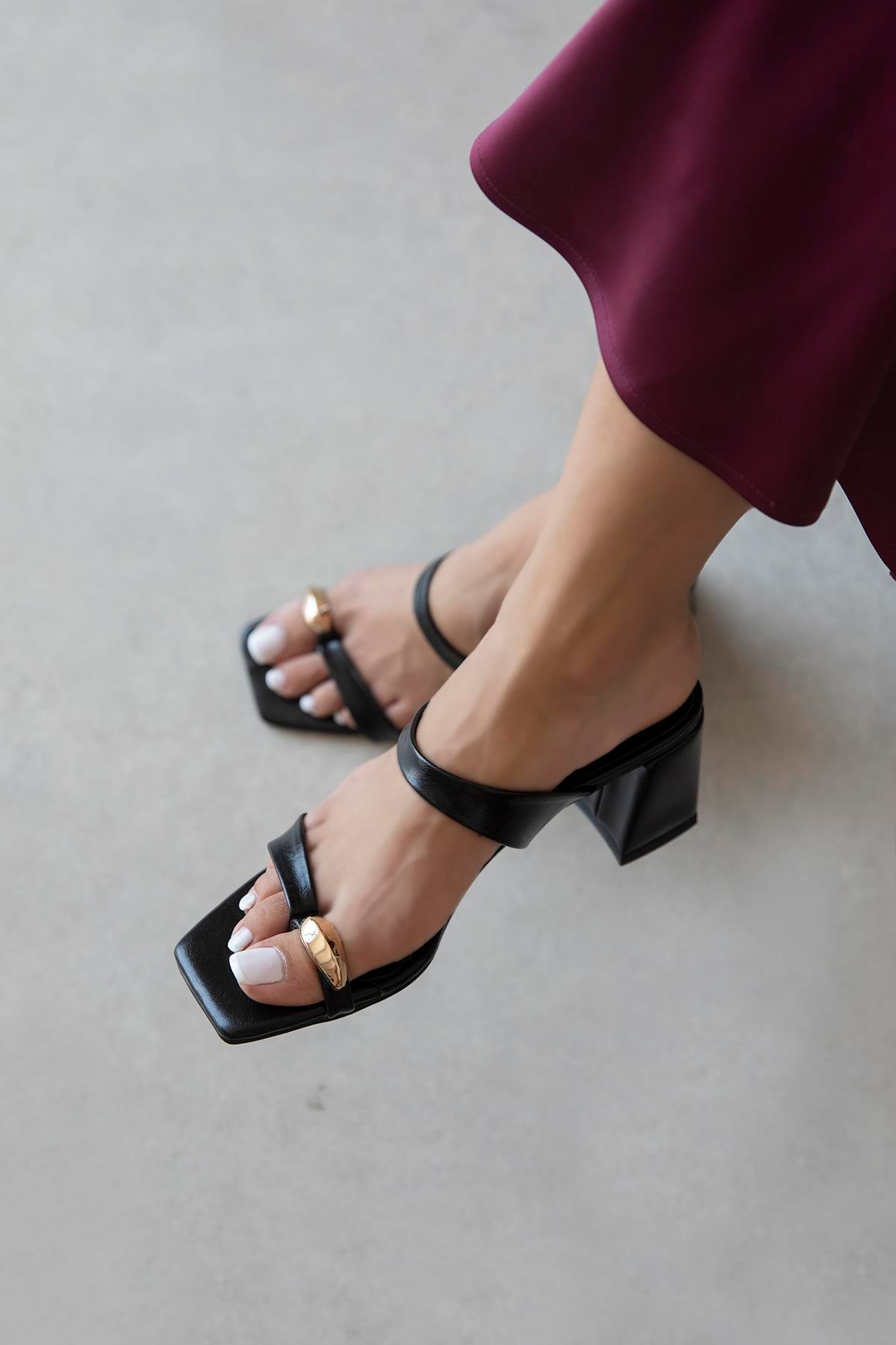 Capri Kadın Parmak Arası Kırışık Deri Sandalet Siyah