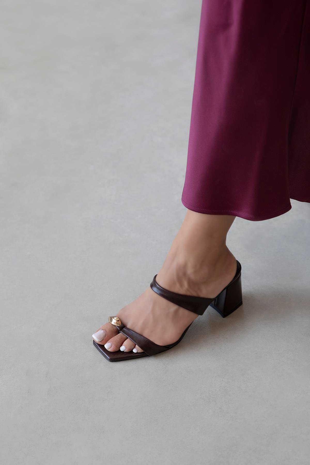 Capri Kadın Parmak Arası Kırışık Deri Sandalet Bordo