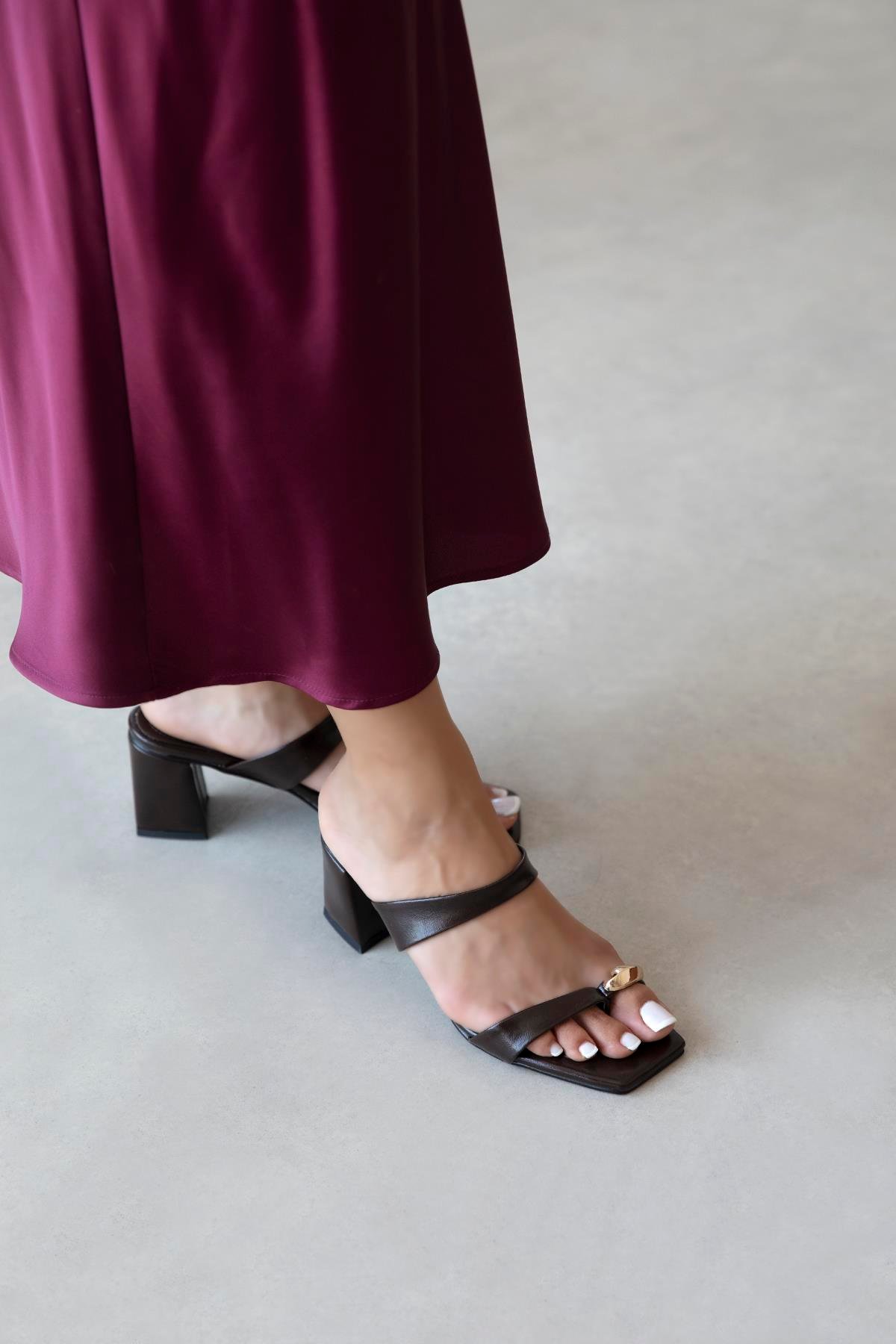 Capri Kadın Parmak Arası Kırışık Deri Sandalet Kahve