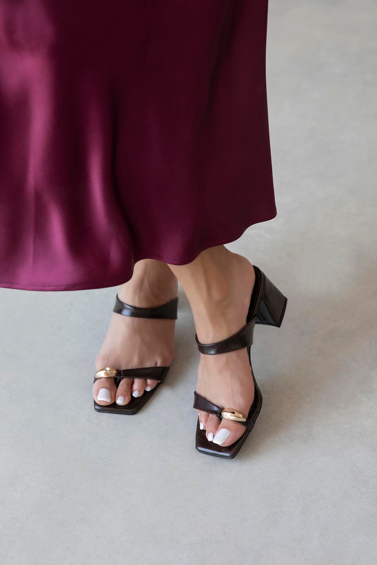 Capri Kadın Parmak Arası Kırışık Deri Sandalet Kahve