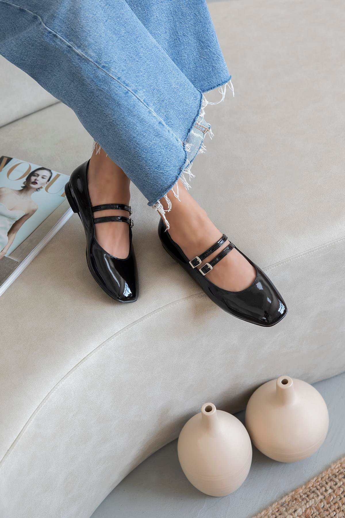 Elvira   Kadın  Kemer  Detay  Rugan  Babet Siyah