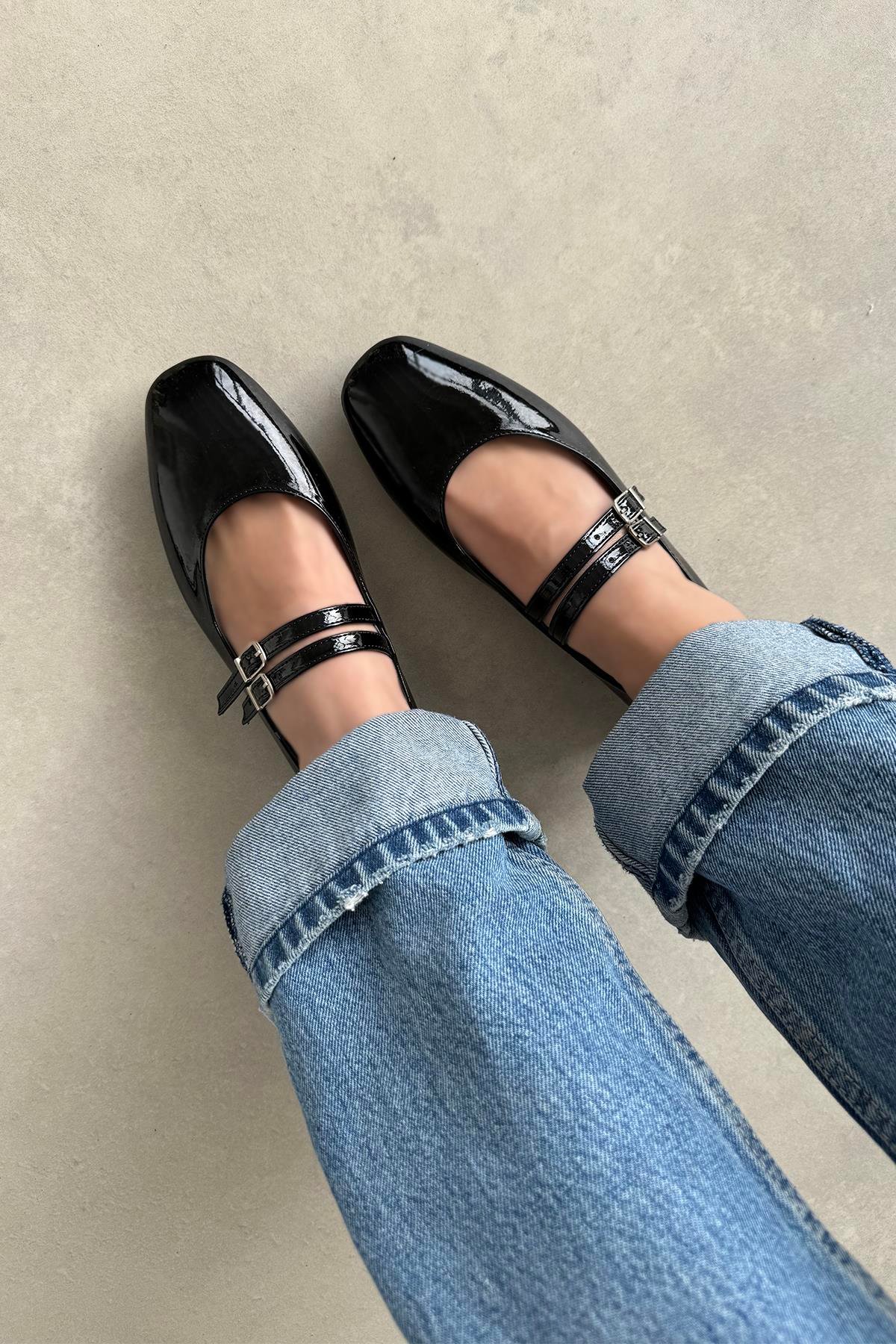 Elvira   Kadın  Kemer  Detay  Rugan  Babet Siyah