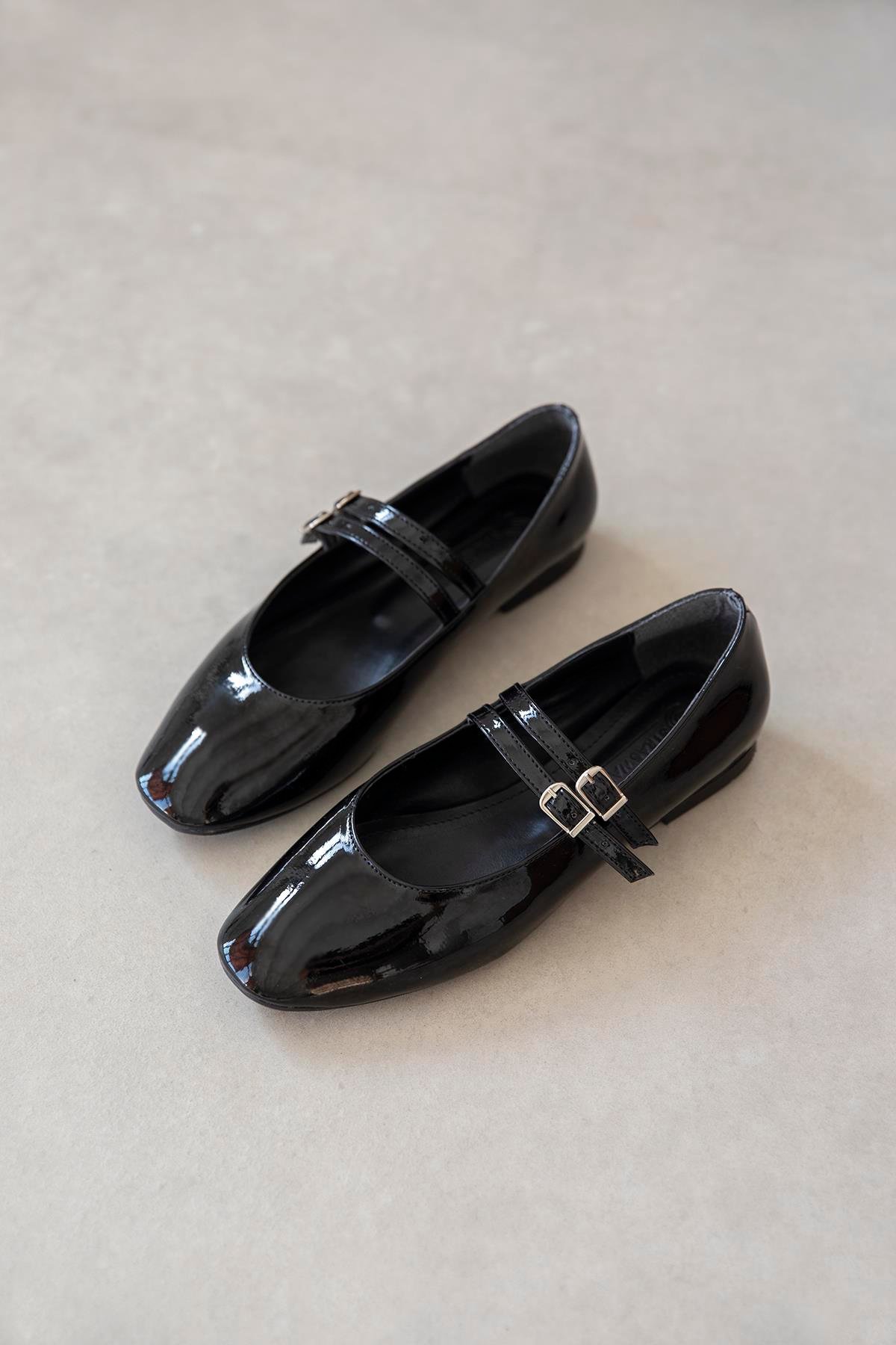 Elvira   Kadın  Kemer  Detay  Rugan  Babet Siyah