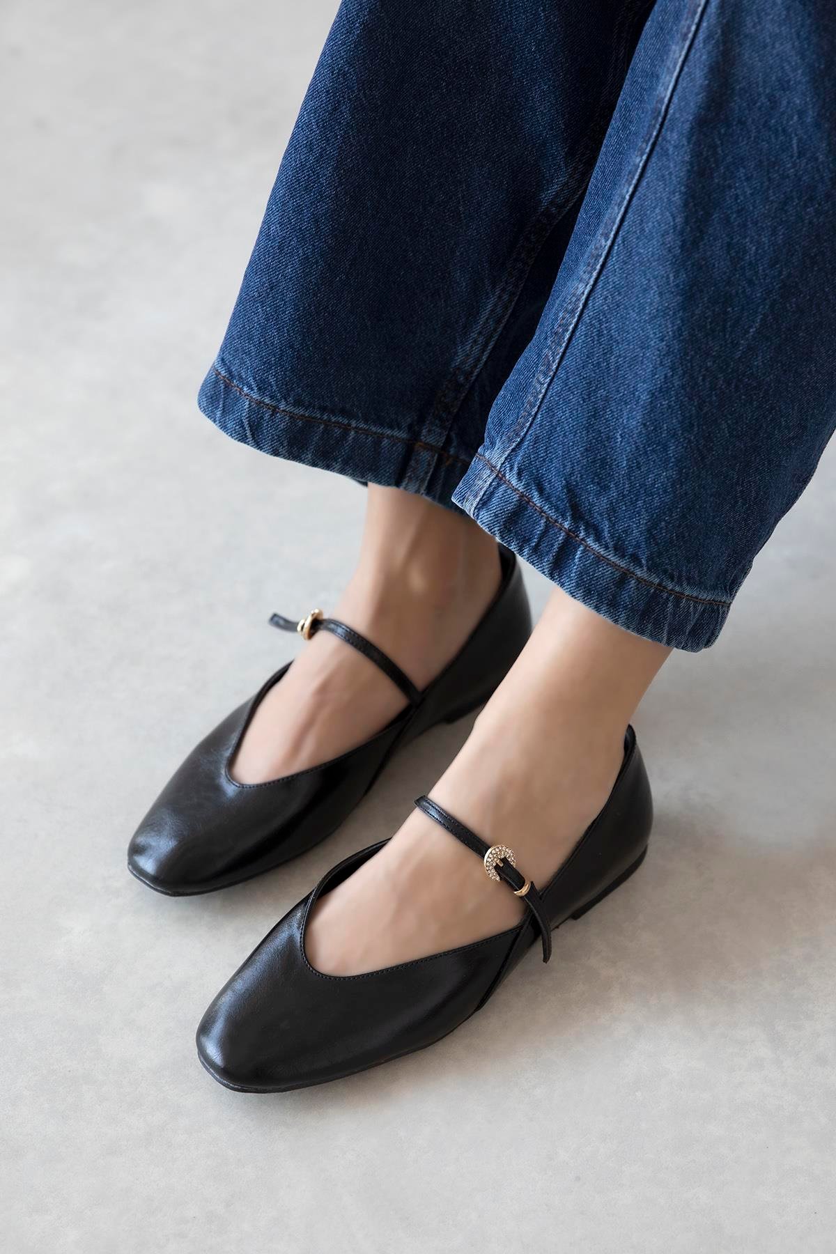 Evve Kadın Toka Detay Kırışık Deri  Babet Siyah