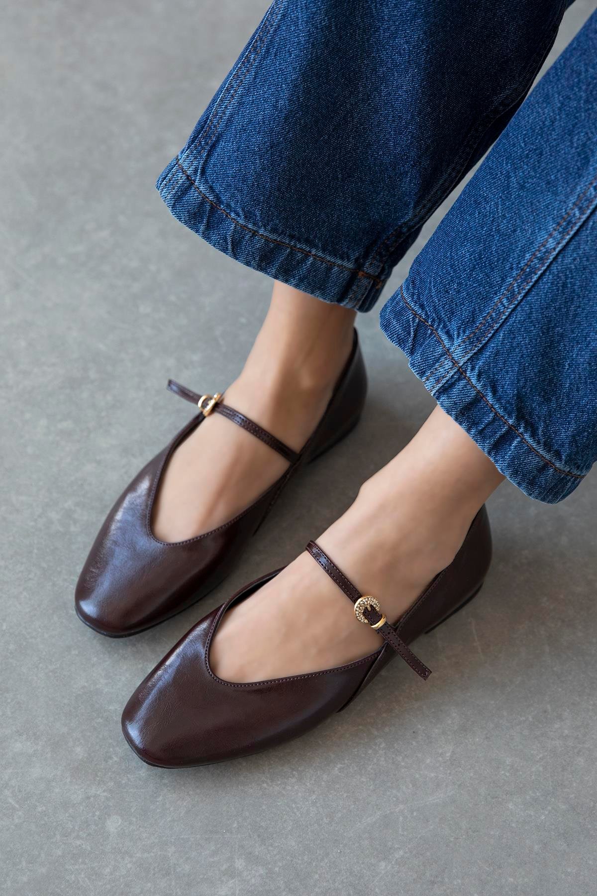 Evve Kadın Toka Detay Kırışık Deri  Babet Bordo