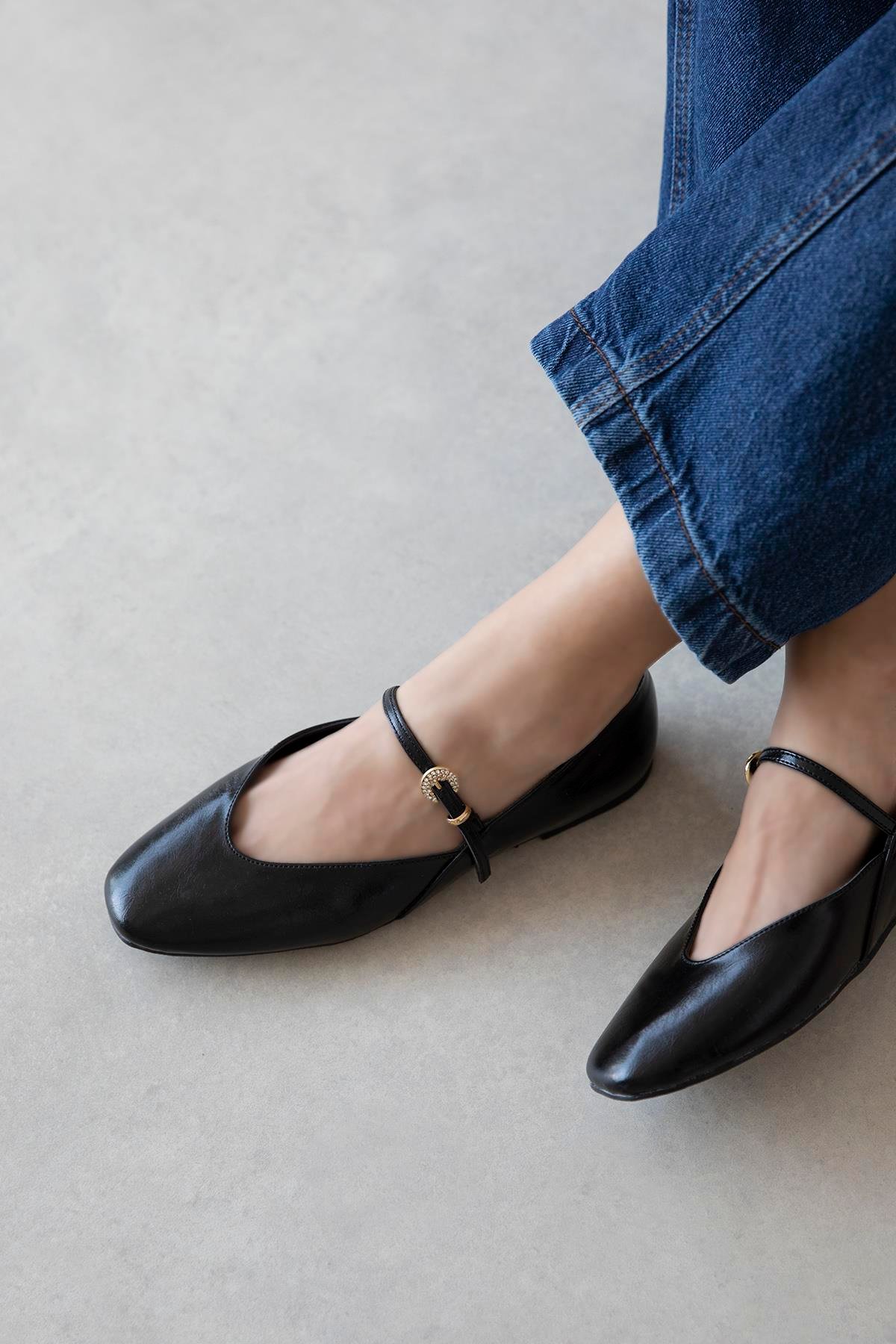 Evve Kadın Toka Detay Kırışık Deri  Babet Siyah