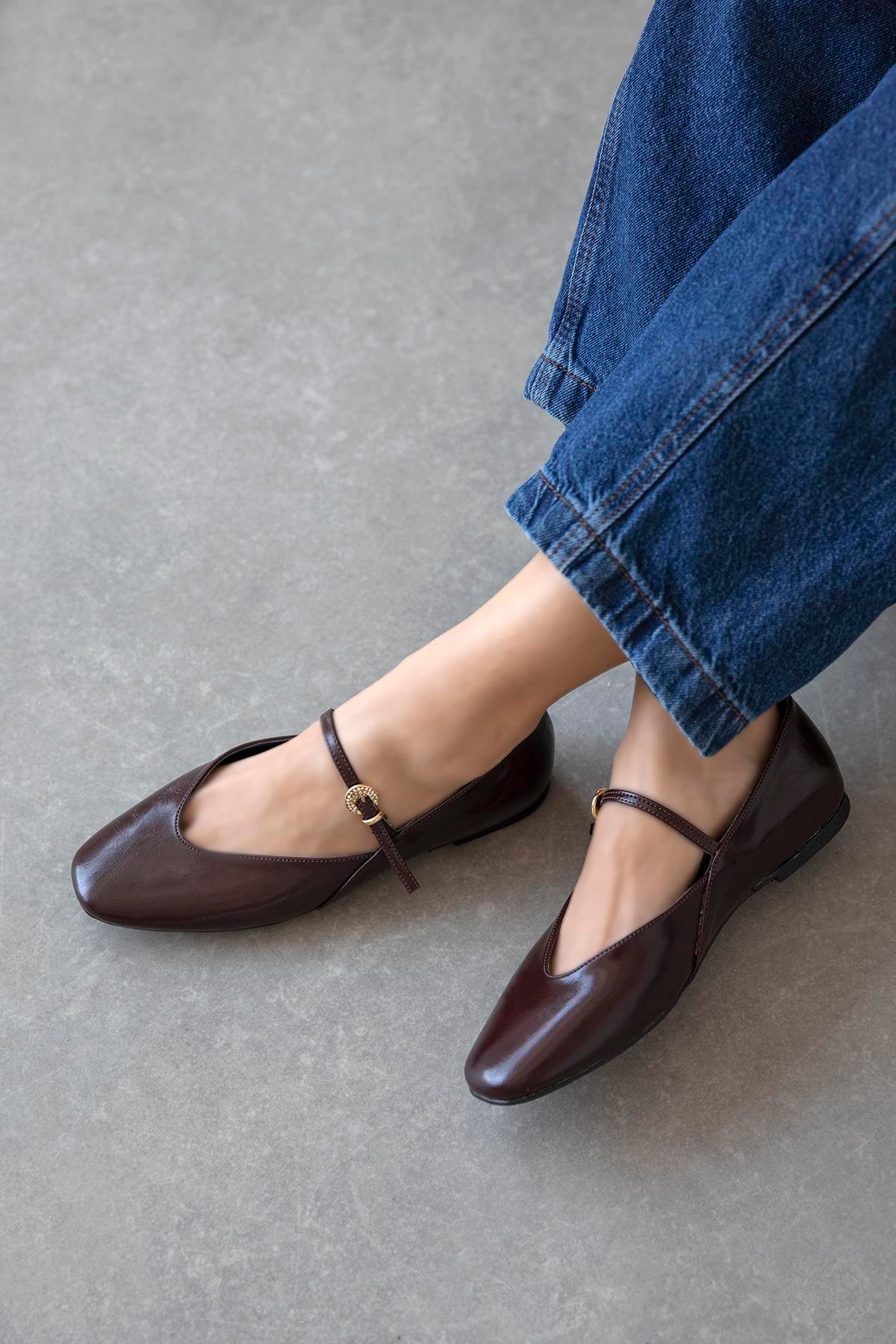 Evve Kadın Toka Detay Kırışık Deri  Babet Bordo