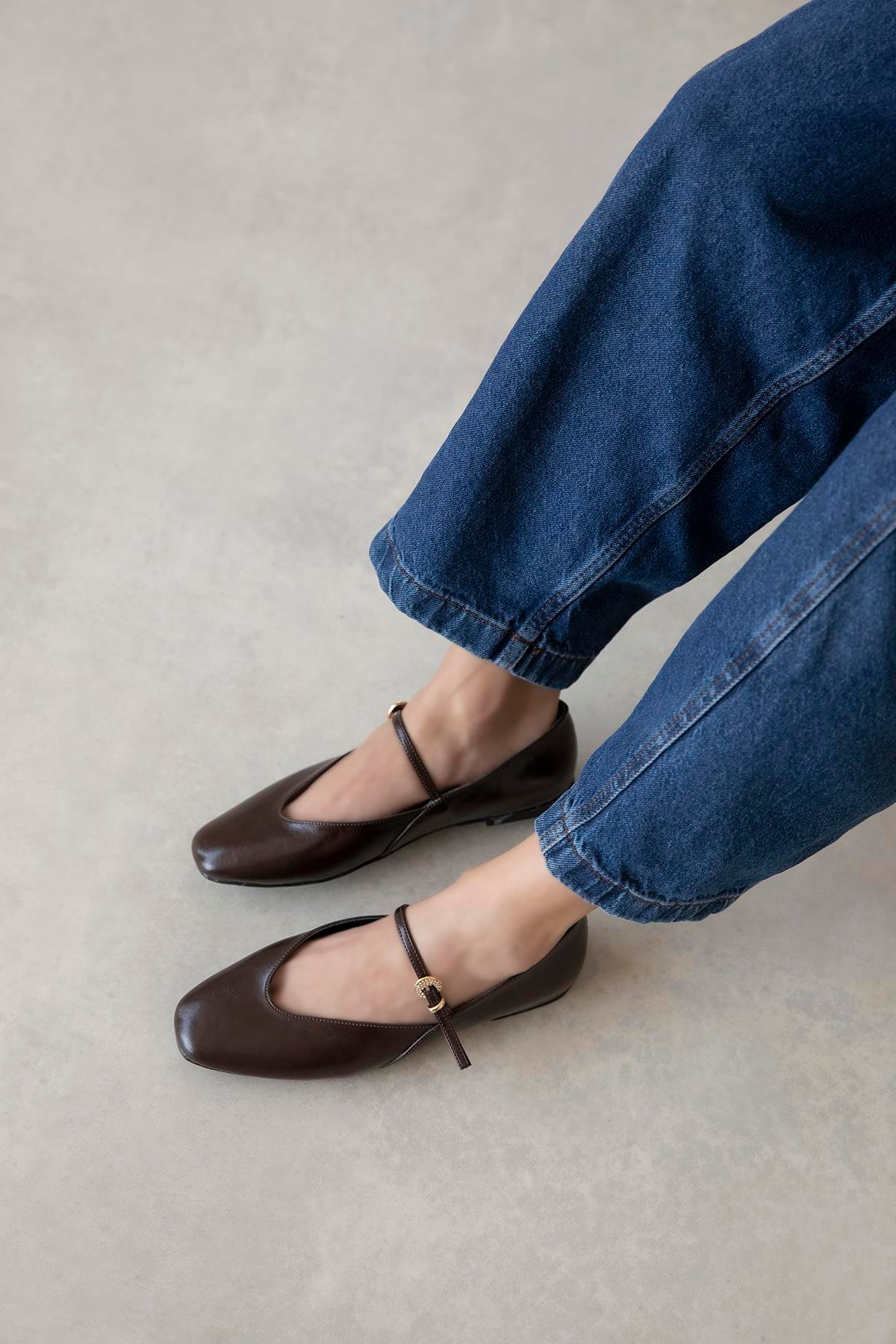 Evve Kadın Toka Detay Kırışık Deri  Babet Kahve