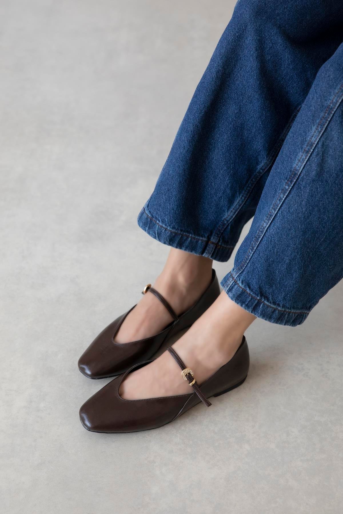 Evve Kadın Toka Detay Kırışık Deri  Babet Kahve