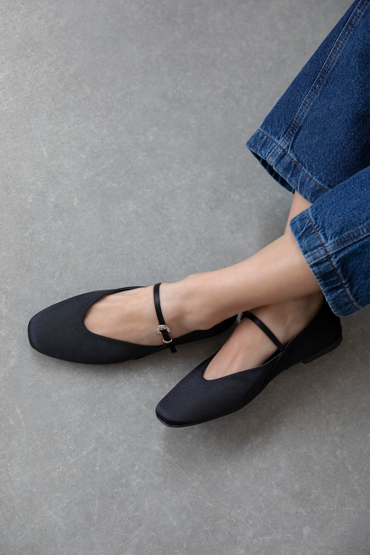 Evve Kadın Toka Detay Saten Babet Siyah