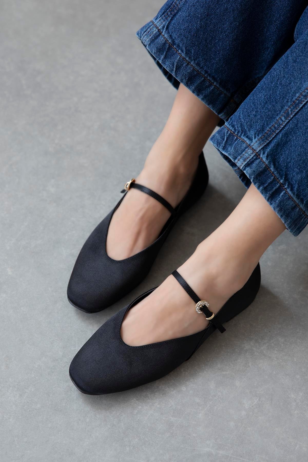 Evve Kadın Toka Detay Saten Babet Siyah