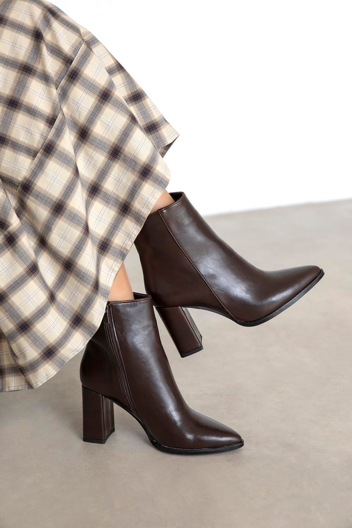 Fergal Kadın Topuklu Kırışık Deri Bot Kahve