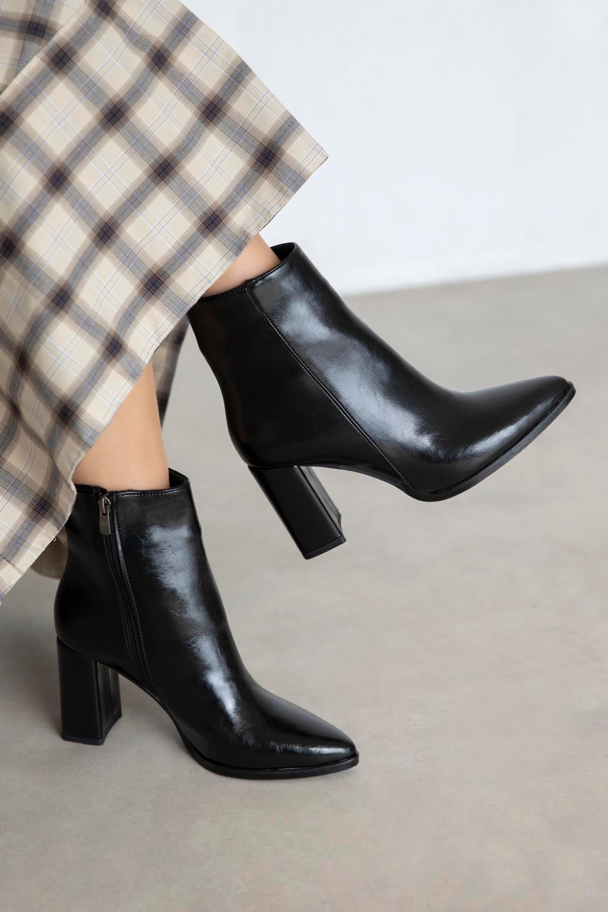 Fergal Kadın Topuklu Kırışık Deri Bot Siyah