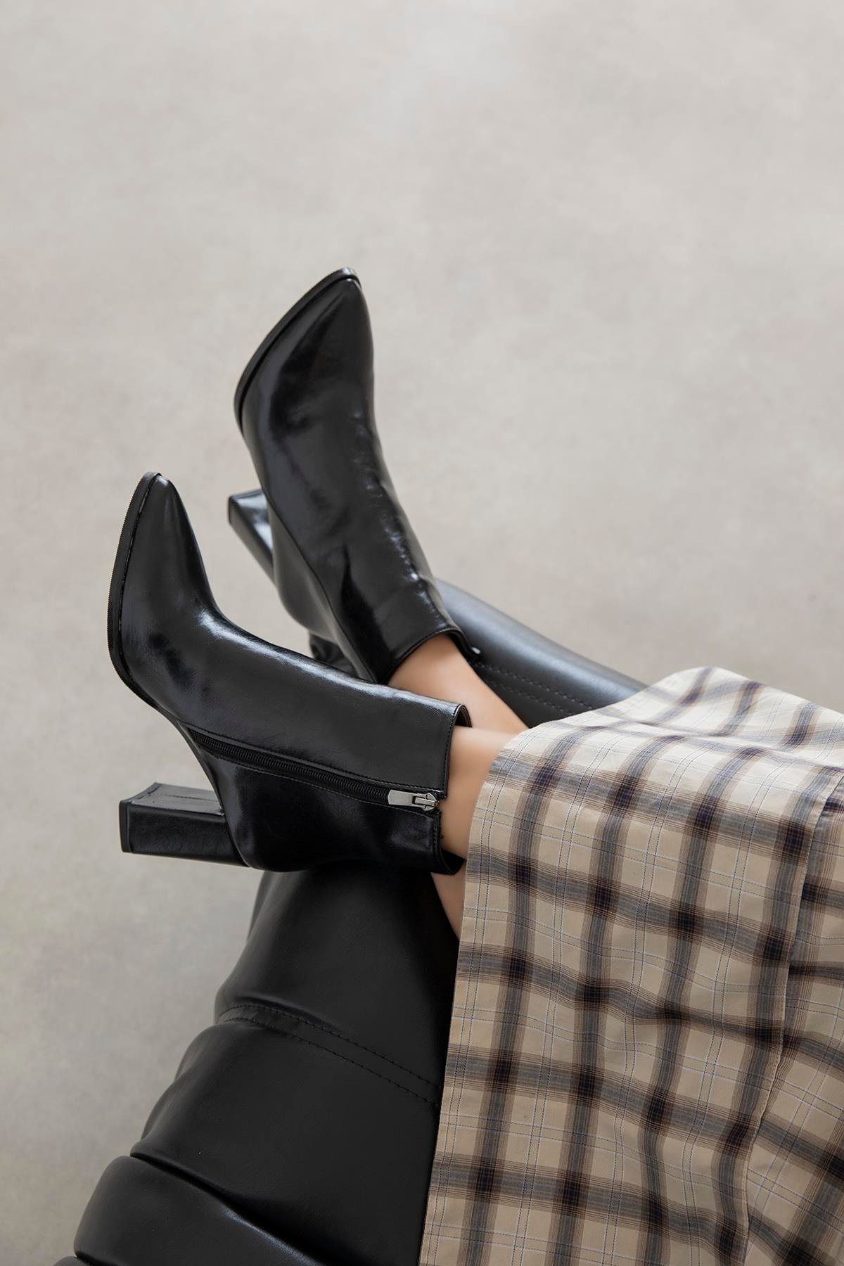 Fergal Kadın Topuklu Kırışık Deri Bot Siyah