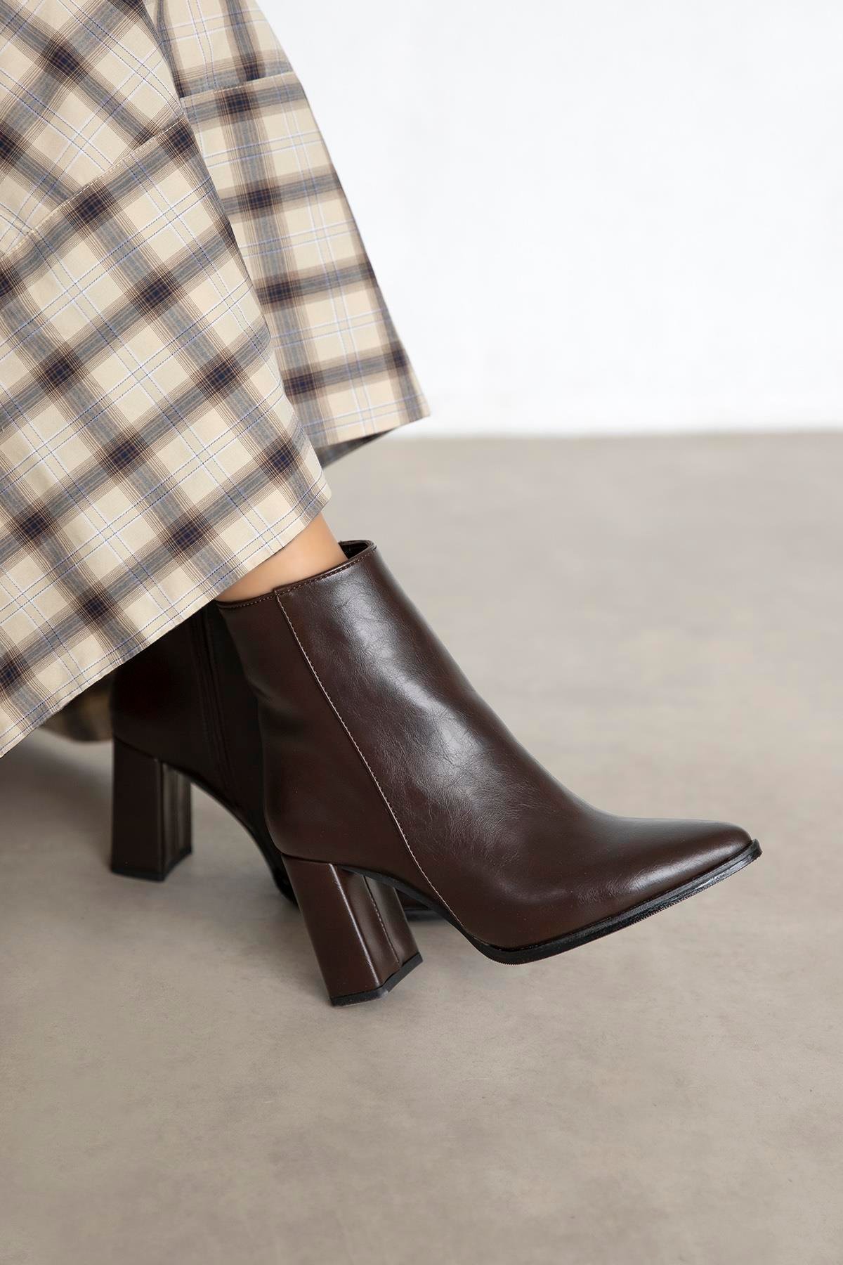 Fergal Kadın Topuklu Kırışık Deri Bot Kahve