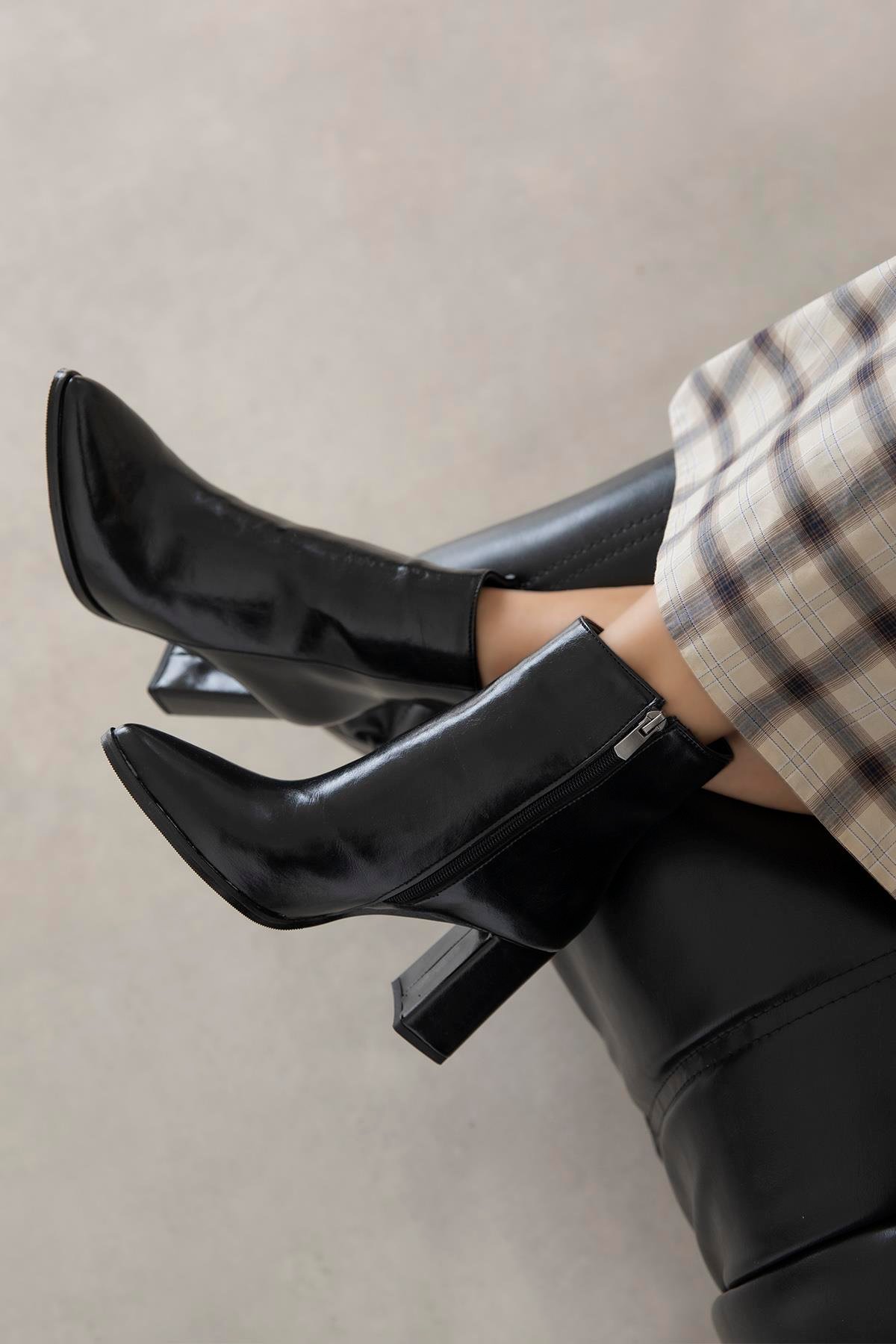 Fergal Kadın Topuklu Kırışık Deri Bot Siyah