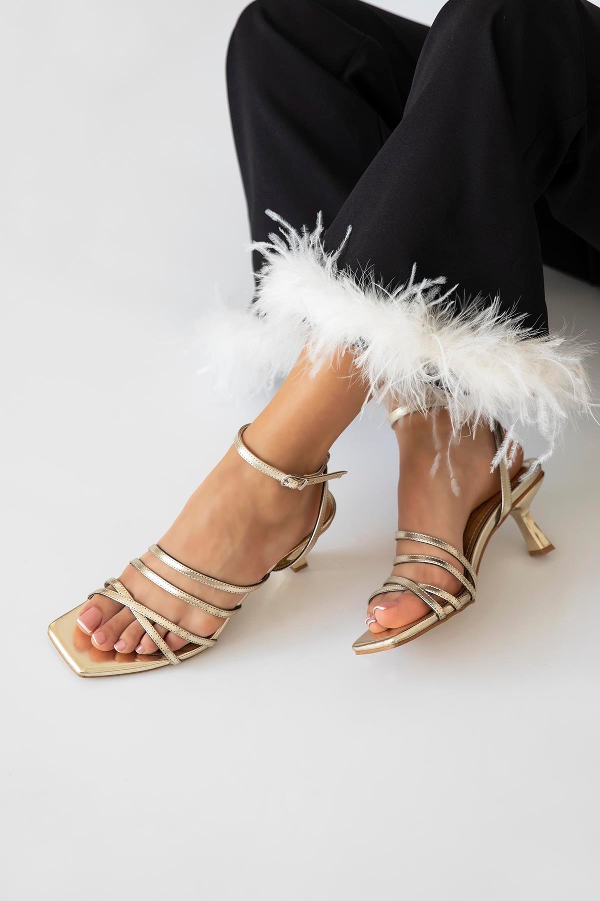 Ferne Kadın Topuklu Küt Burun Deri Sandalet Altın