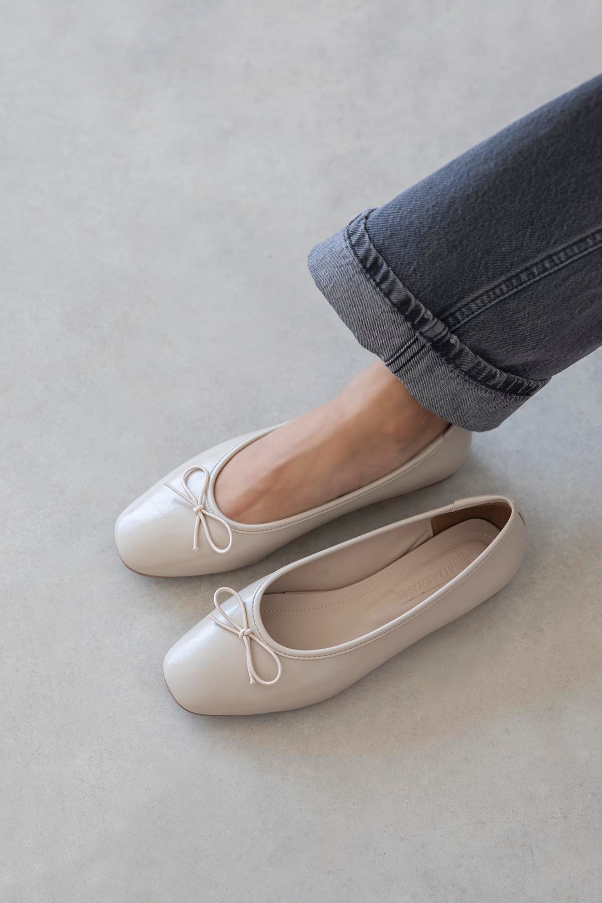 Galo Kadın Fiyonk Detay Kırışık Deri Babet Bej