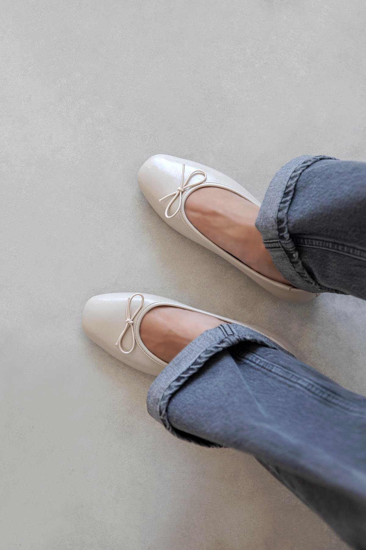 Galo Kadın Fiyonk Detay Kırışık Deri Babet Bej