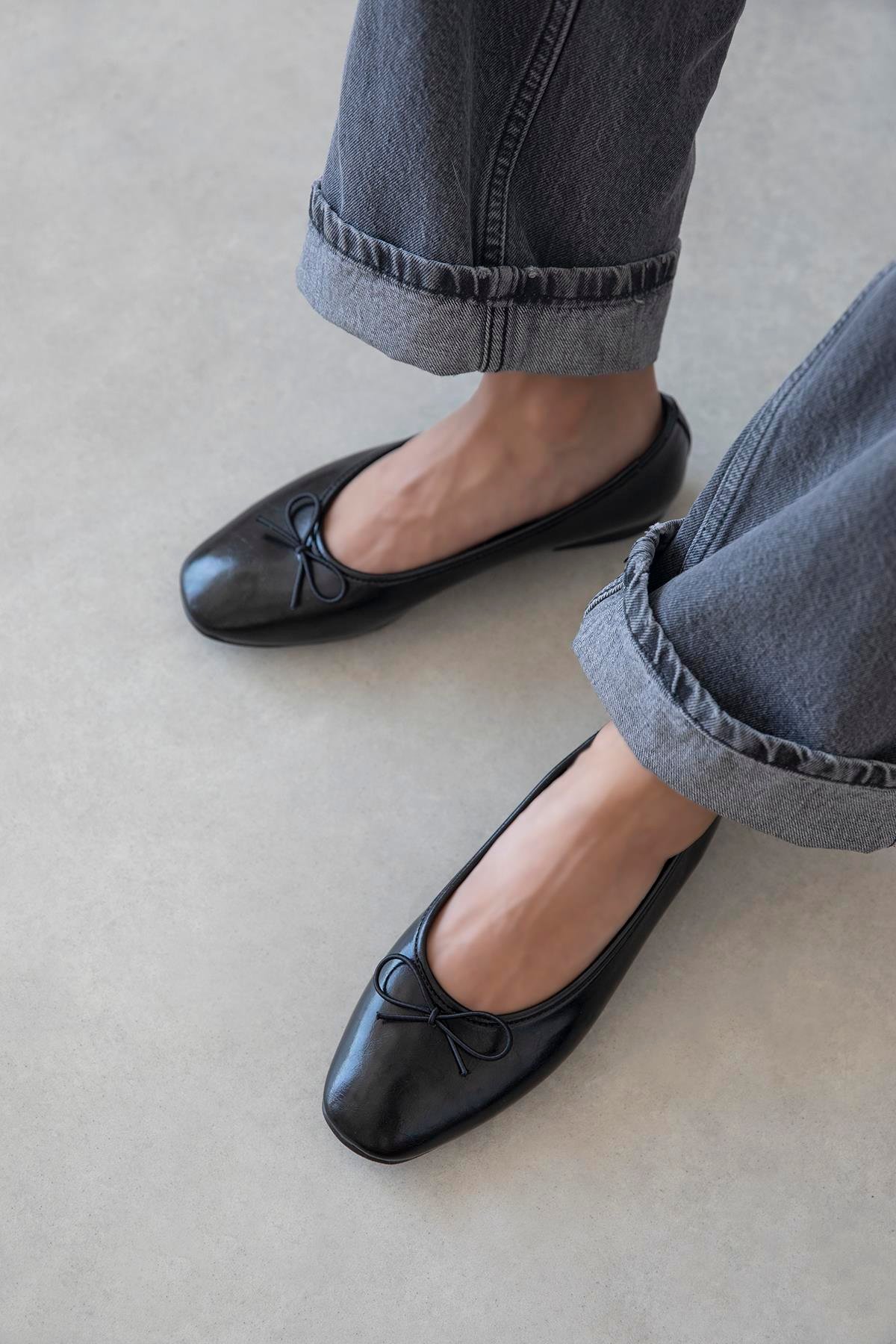 Galo Kadın Fiyonk Detay Kırışık Deri Babet Siyah