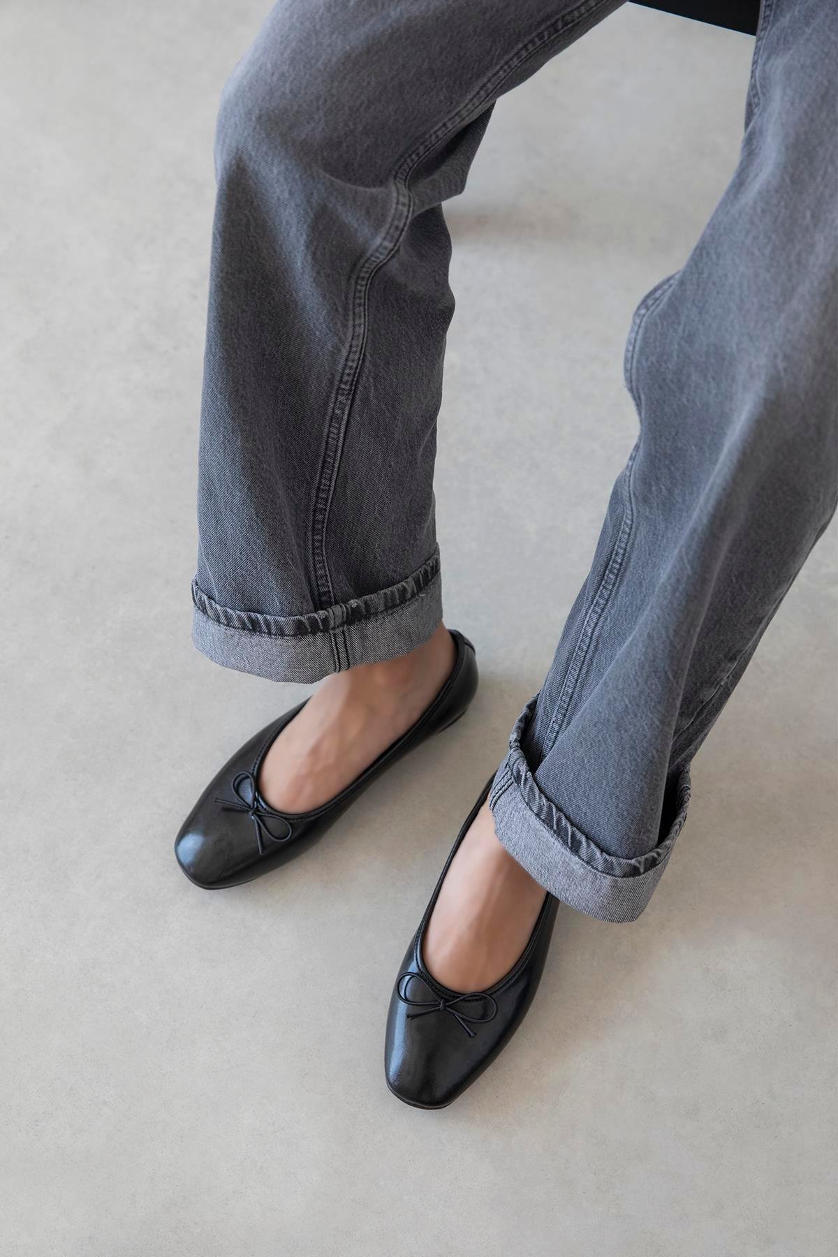 Galo Kadın Fiyonk Detay Kırışık Deri Babet Siyah