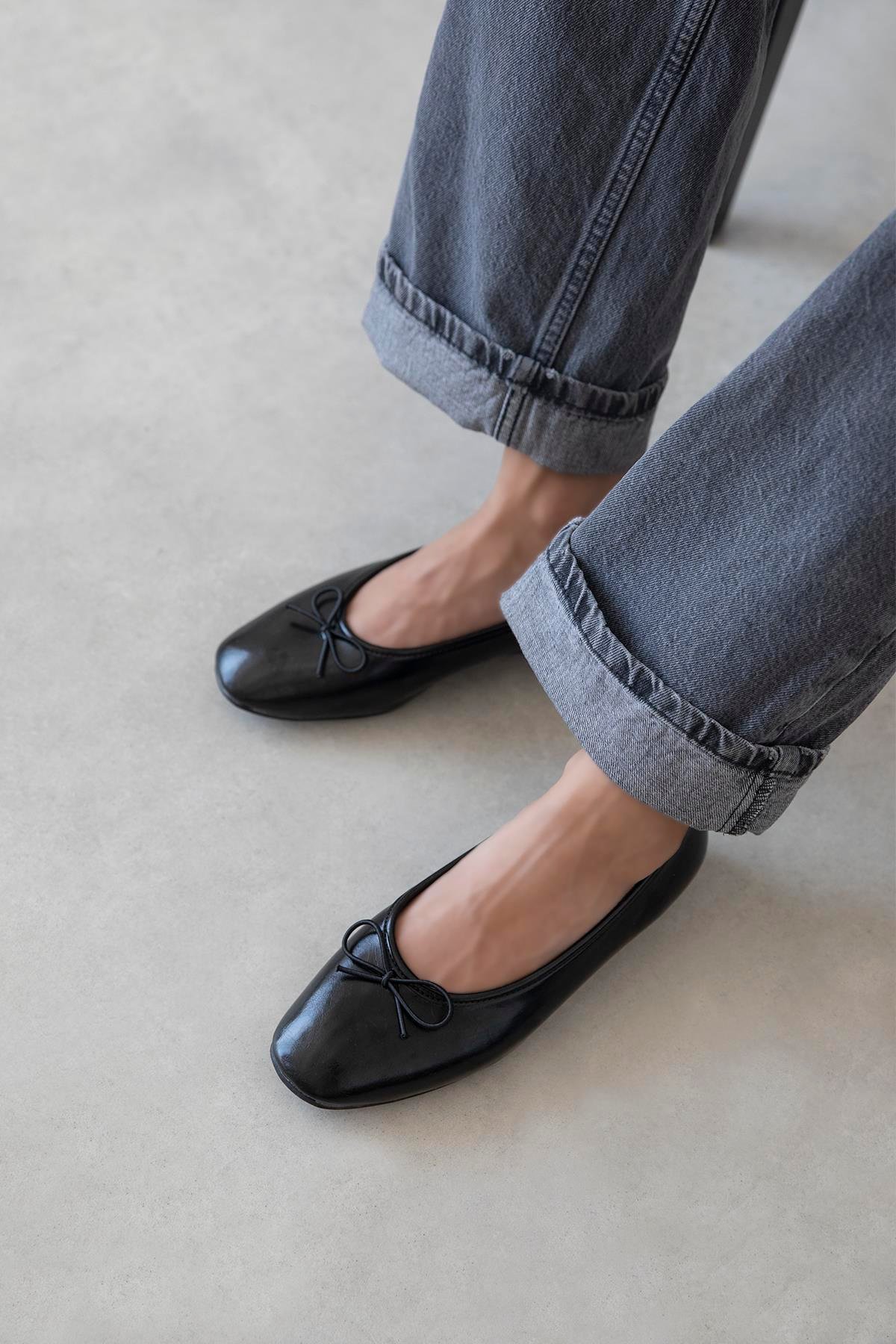 Galo Kadın Fiyonk Detay Kırışık Deri Babet Siyah