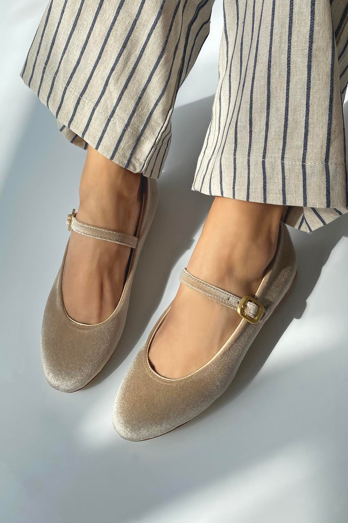 Hollie   Kadın  Kemer  Detay  Kadife  Babet Vizon