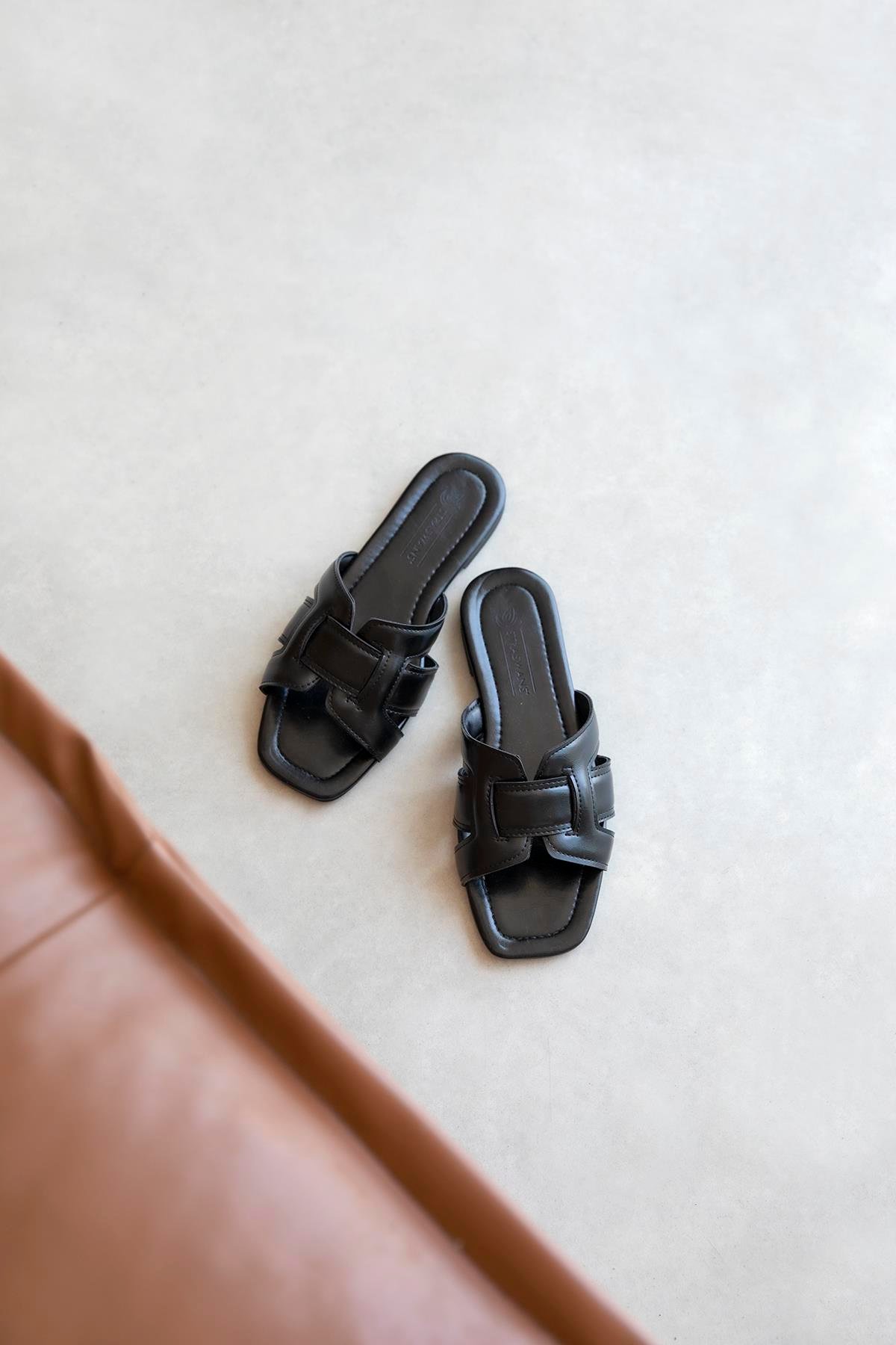 Huxx  Kadın Tek Bant  Günlük Parlak Deri  Terlik Siyah