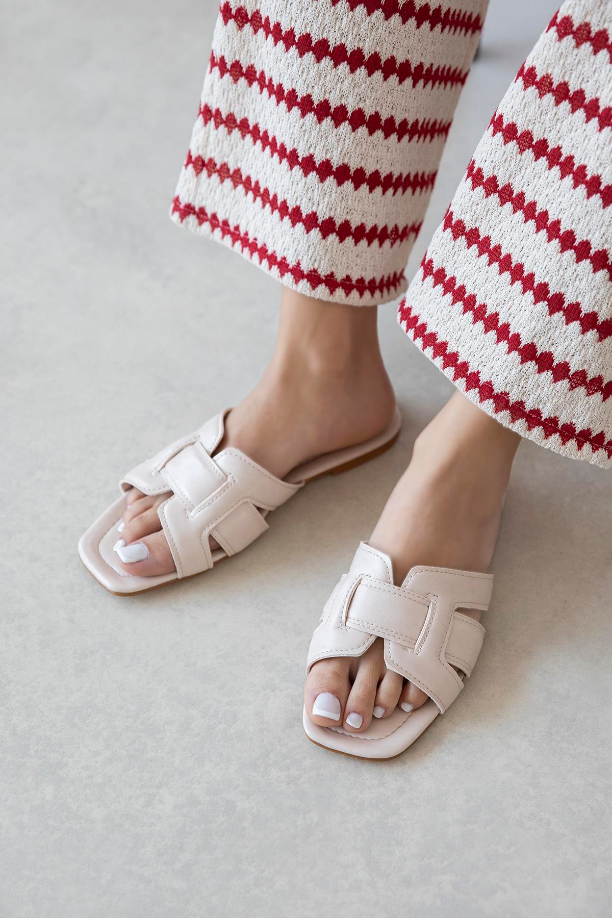 Huxx  Kadın Tek Bant  Günlük Parlak Deri  Terlik Bej