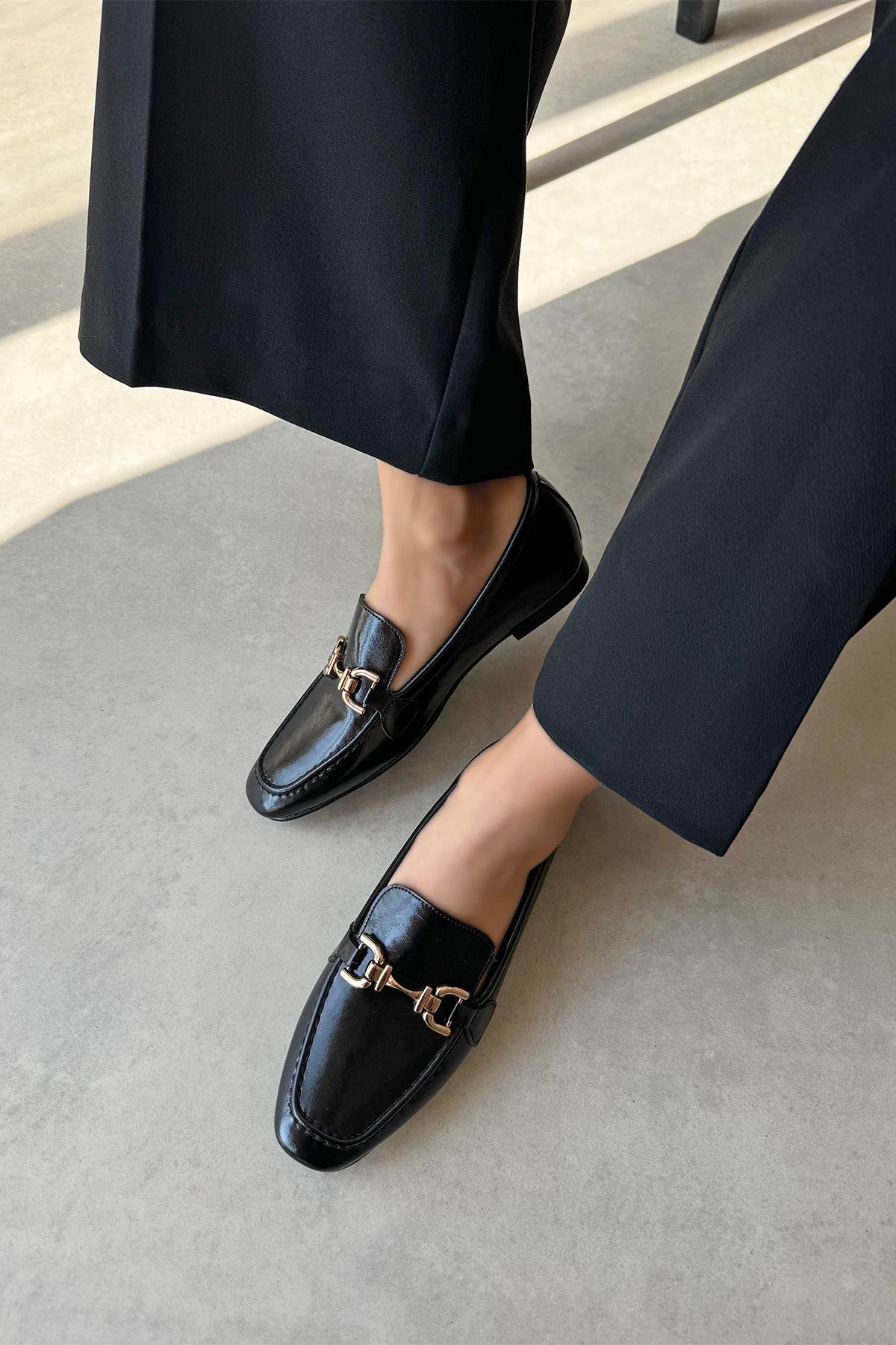 Lena Kadın Toka Detay Kırışık Deri Babet Siyah