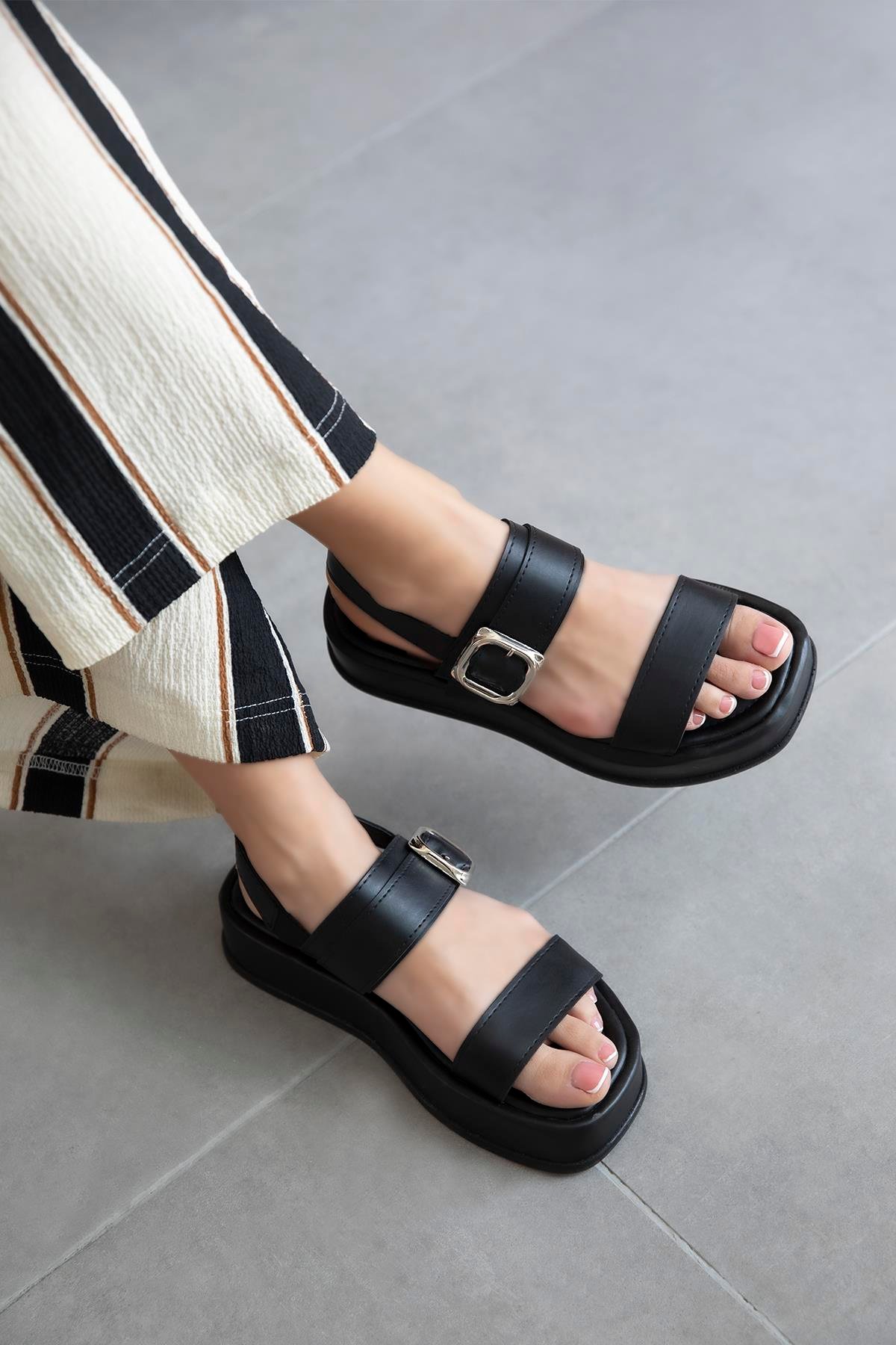 Martina Kadın Toka Detay Günlük Deri Sandalet Siyah