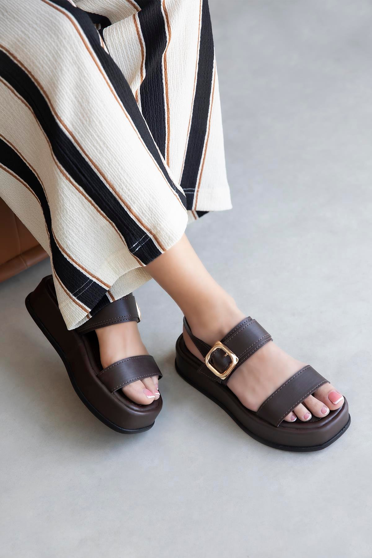 Martina Kadın Toka Detay Günlük Deri Sandalet Kahve