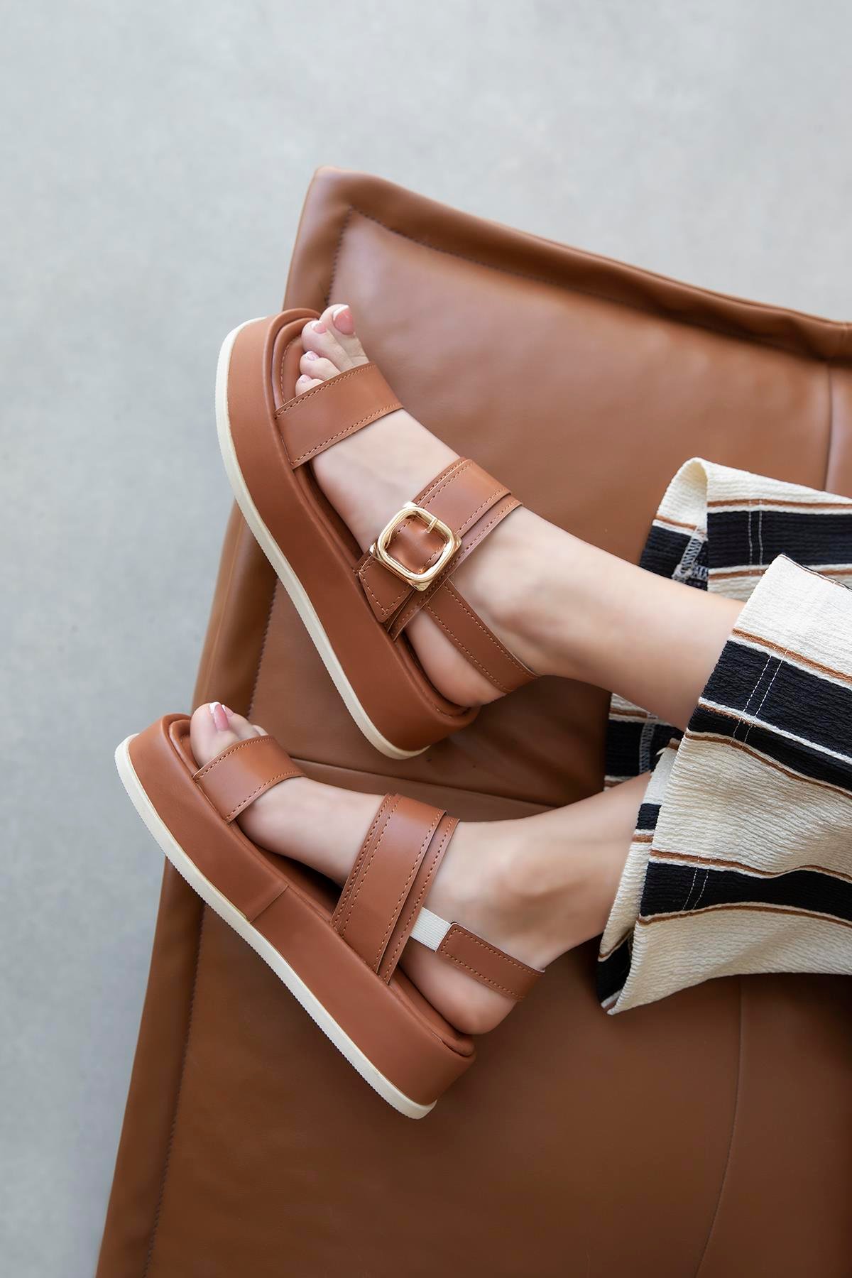 Martina Kadın Toka Detay Günlük Deri Sandalet Taba