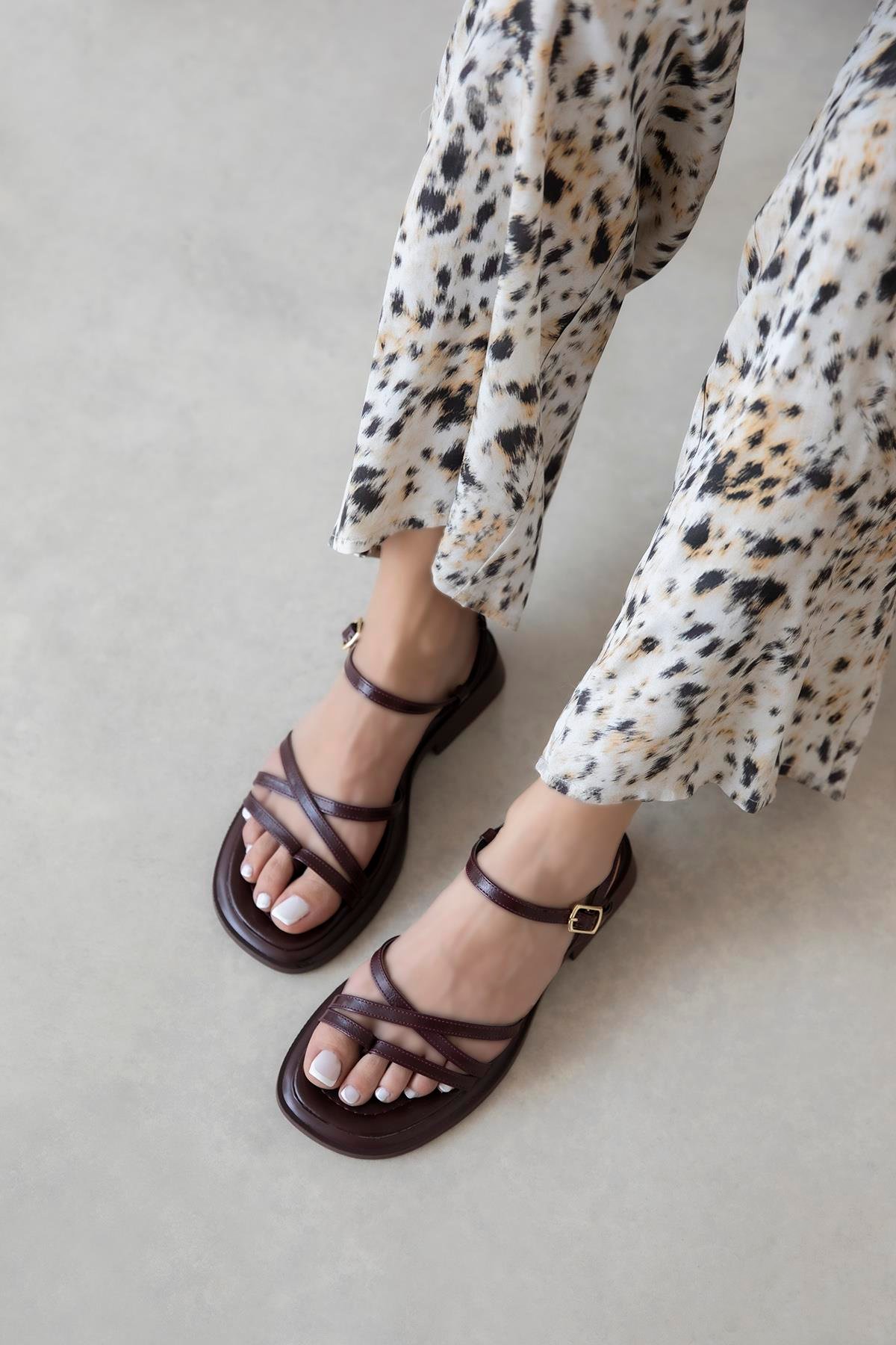 Moniy Kadın Parmak Arası Kırışık Deri Sandalet Bordo