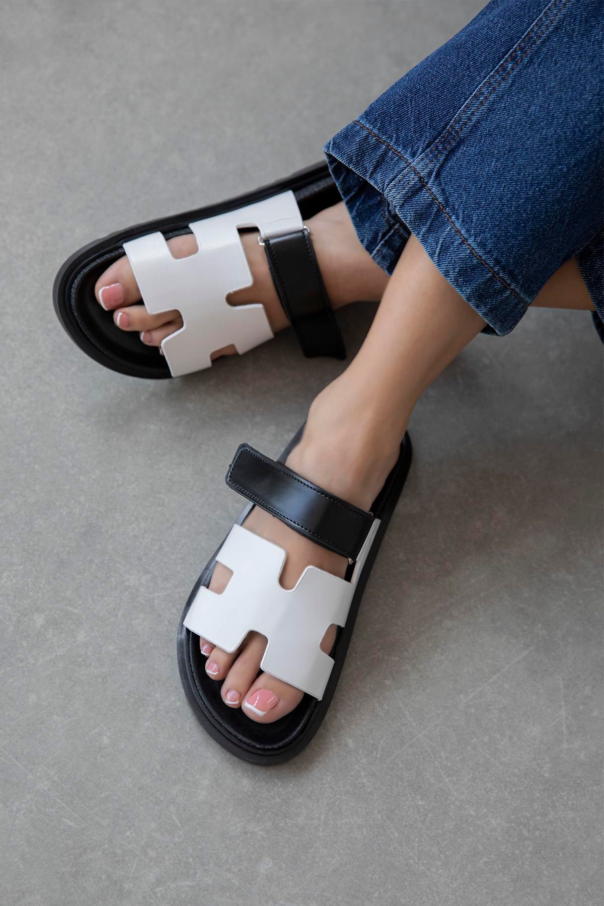 Palmeira  Kadın  Cırt  Bantlı  Deri  Terlik Siyah-Beyaz