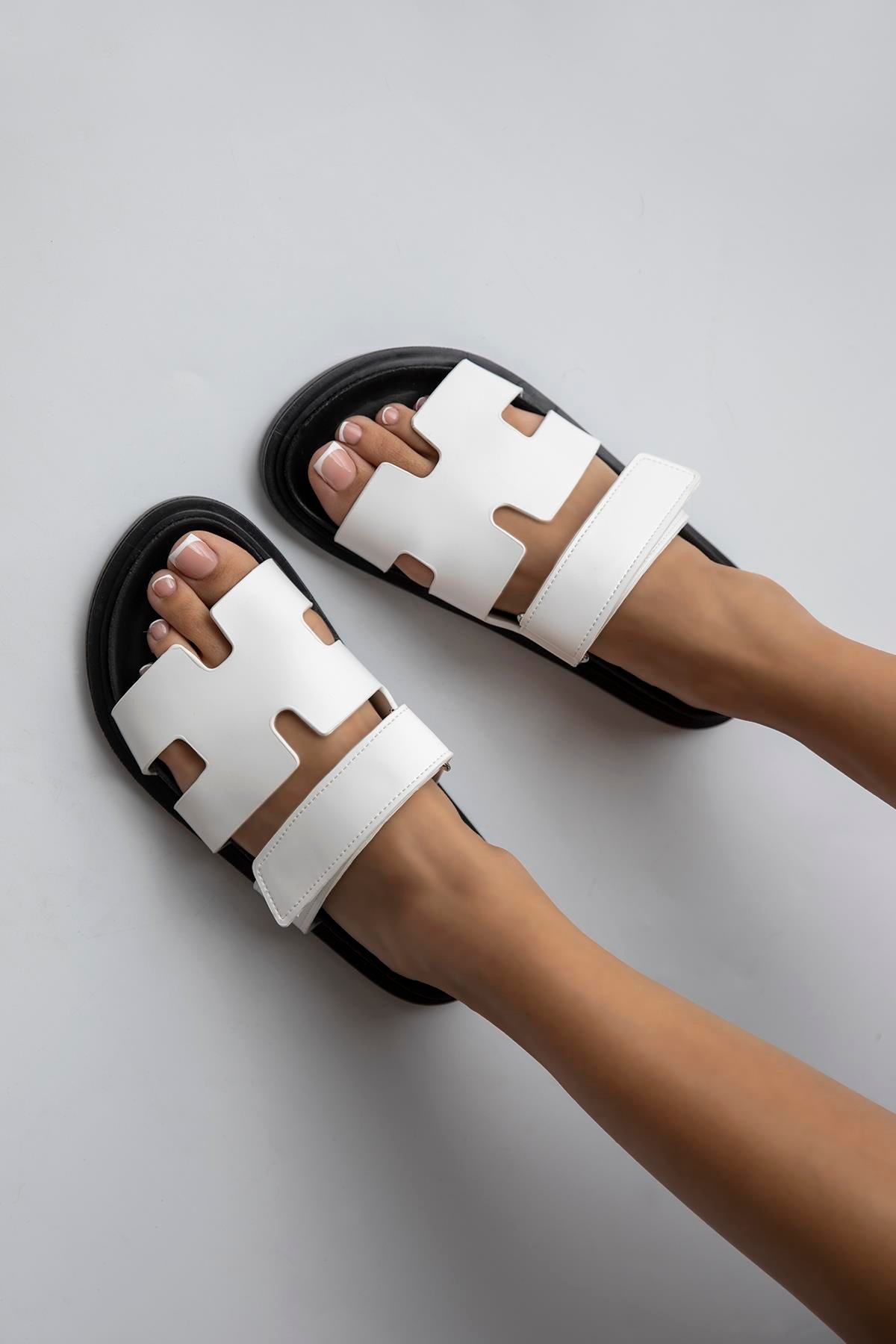 Palmeira  Kadın  Cırt  Bantlı  Deri  Terlik Beyaz-Siyah