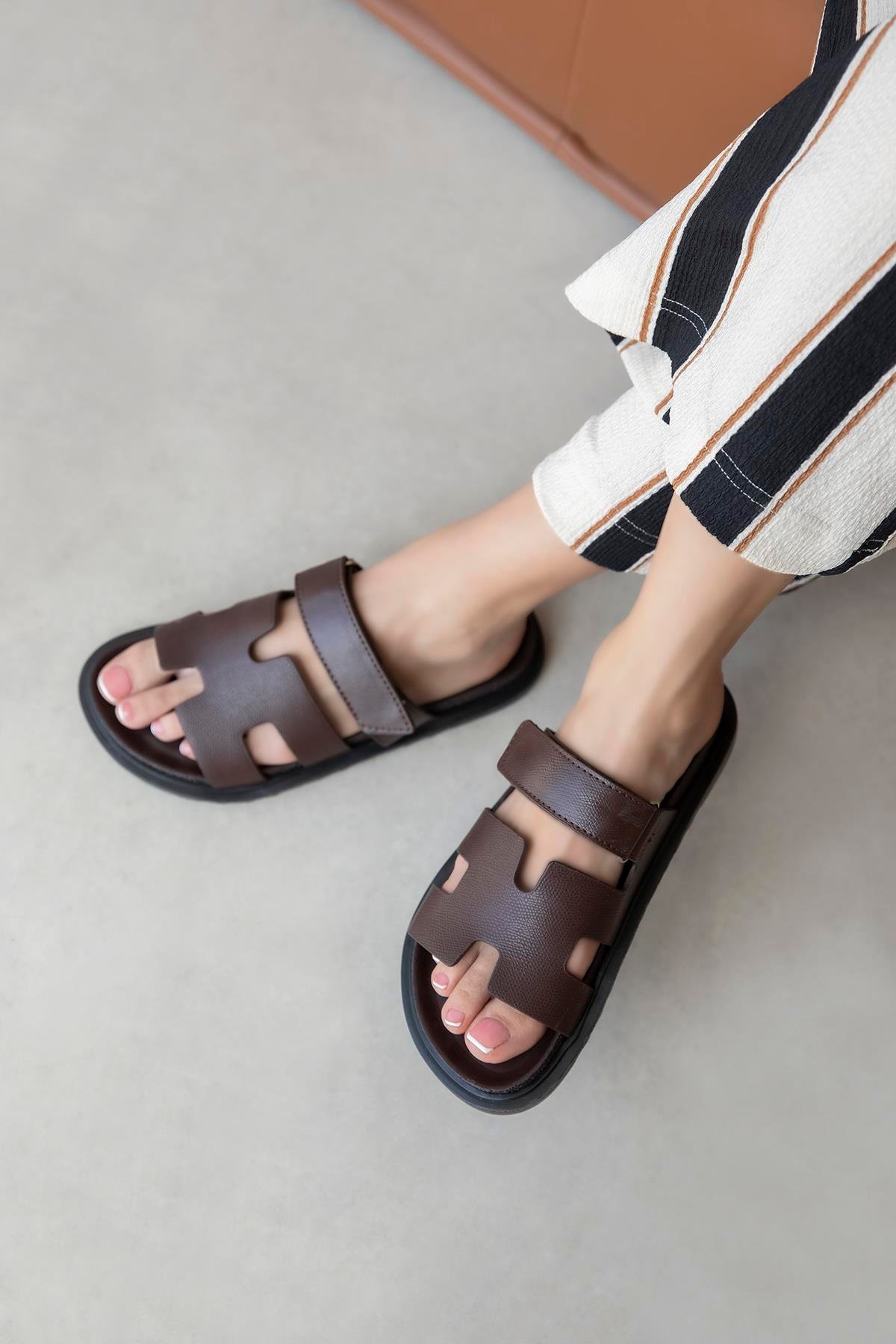 Pina Kadın  Cırt  Bantlı  Baskı  Deri  Terlik Kahve