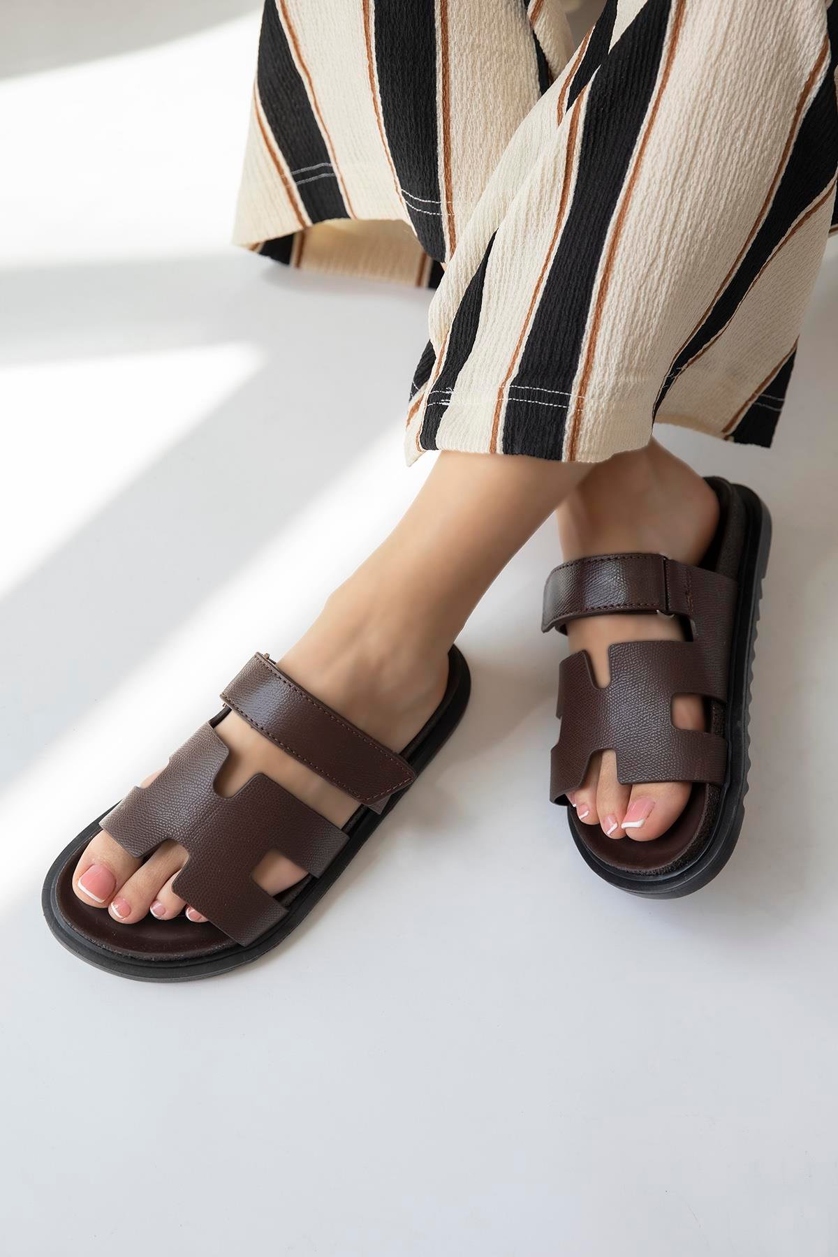 Pina Kadın  Cırt  Bantlı  Baskı  Deri  Terlik Kahve