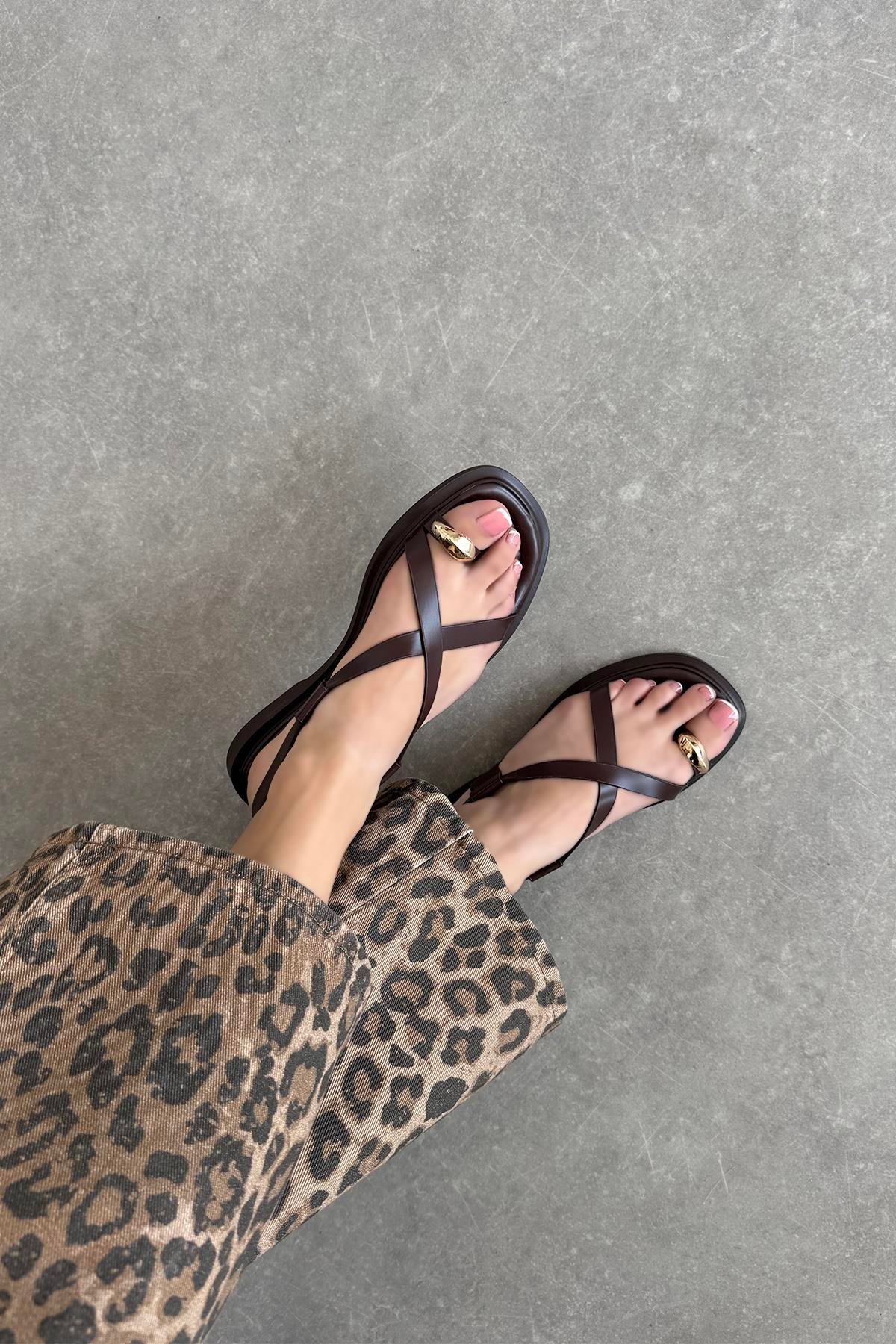 Puket Kadın Parmak Arası Deri Sandalet Kahve