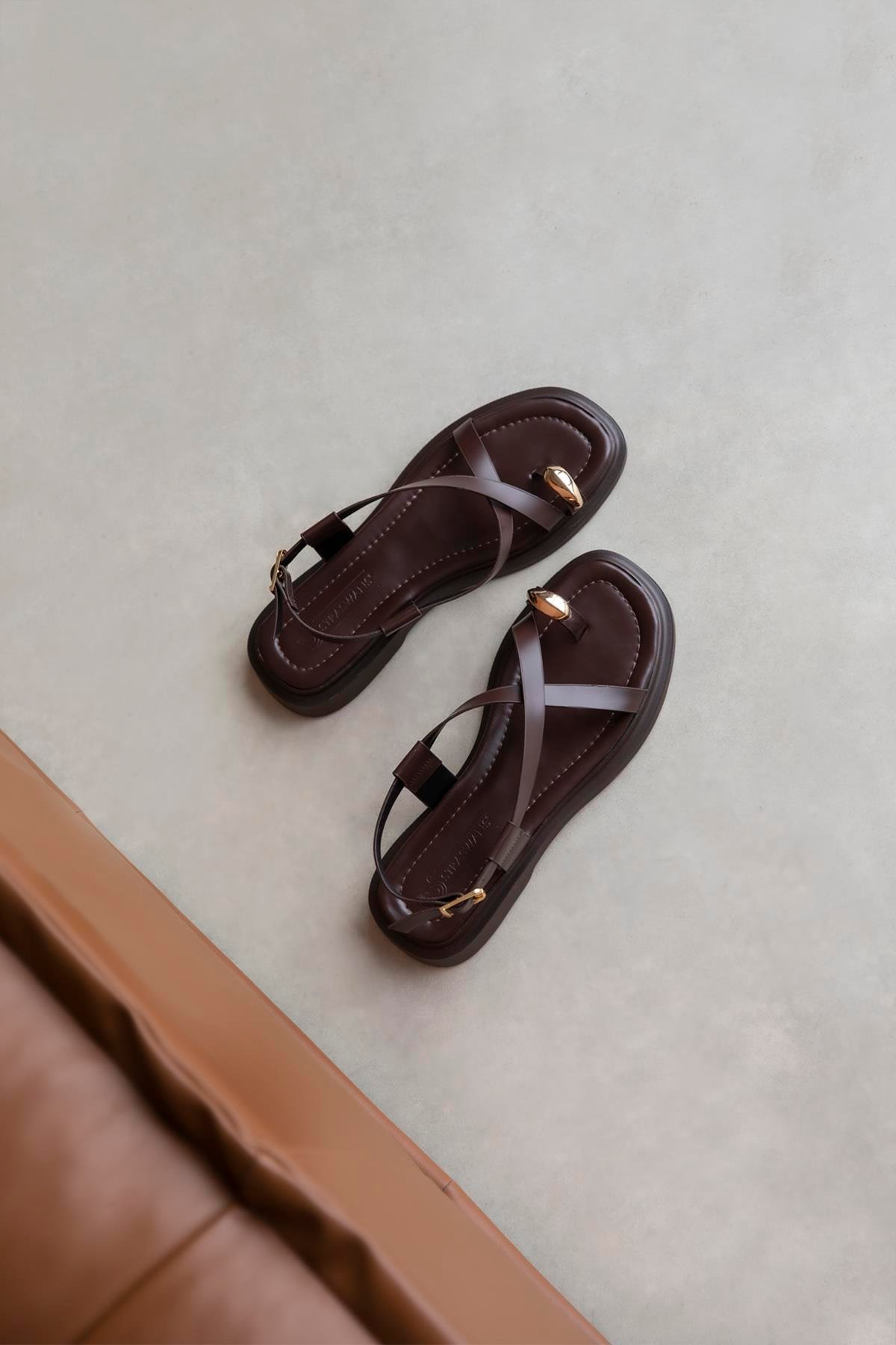 Puket Kadın Parmak Arası Deri Sandalet Kahve