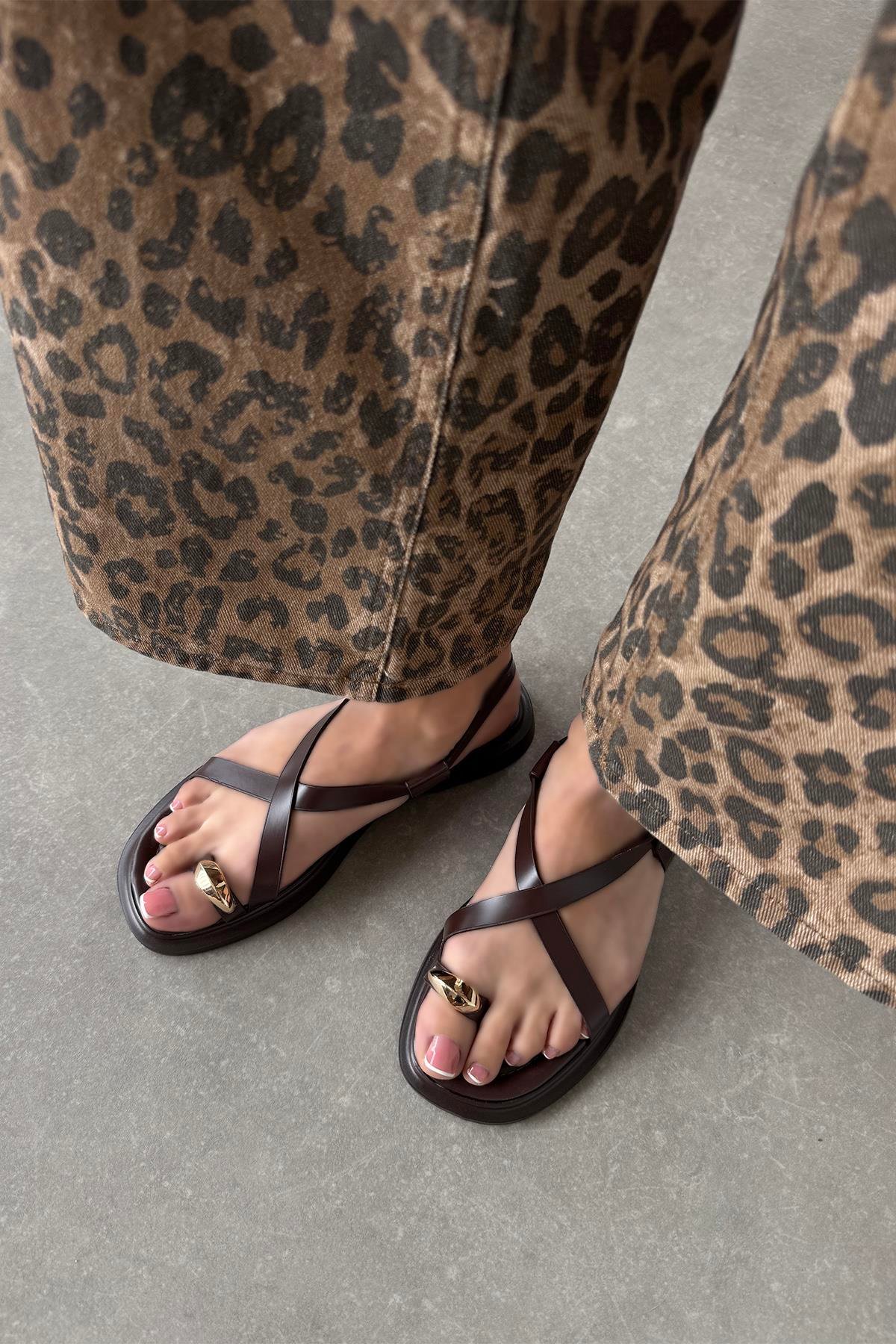 Puket Kadın Parmak Arası Deri Sandalet Kahve