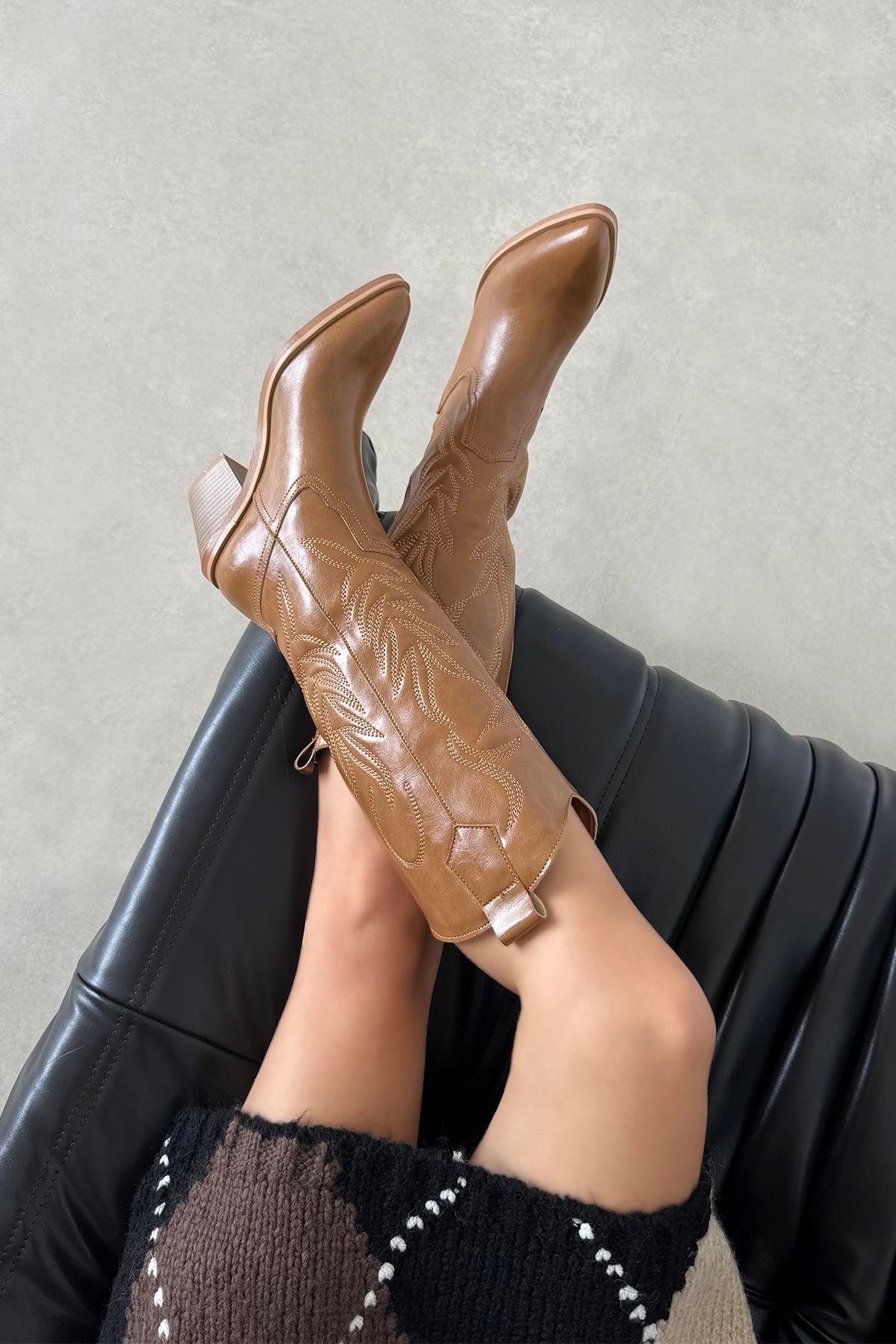 Ruby Kadın Nakış  Detay Deri Çizme CAMEL