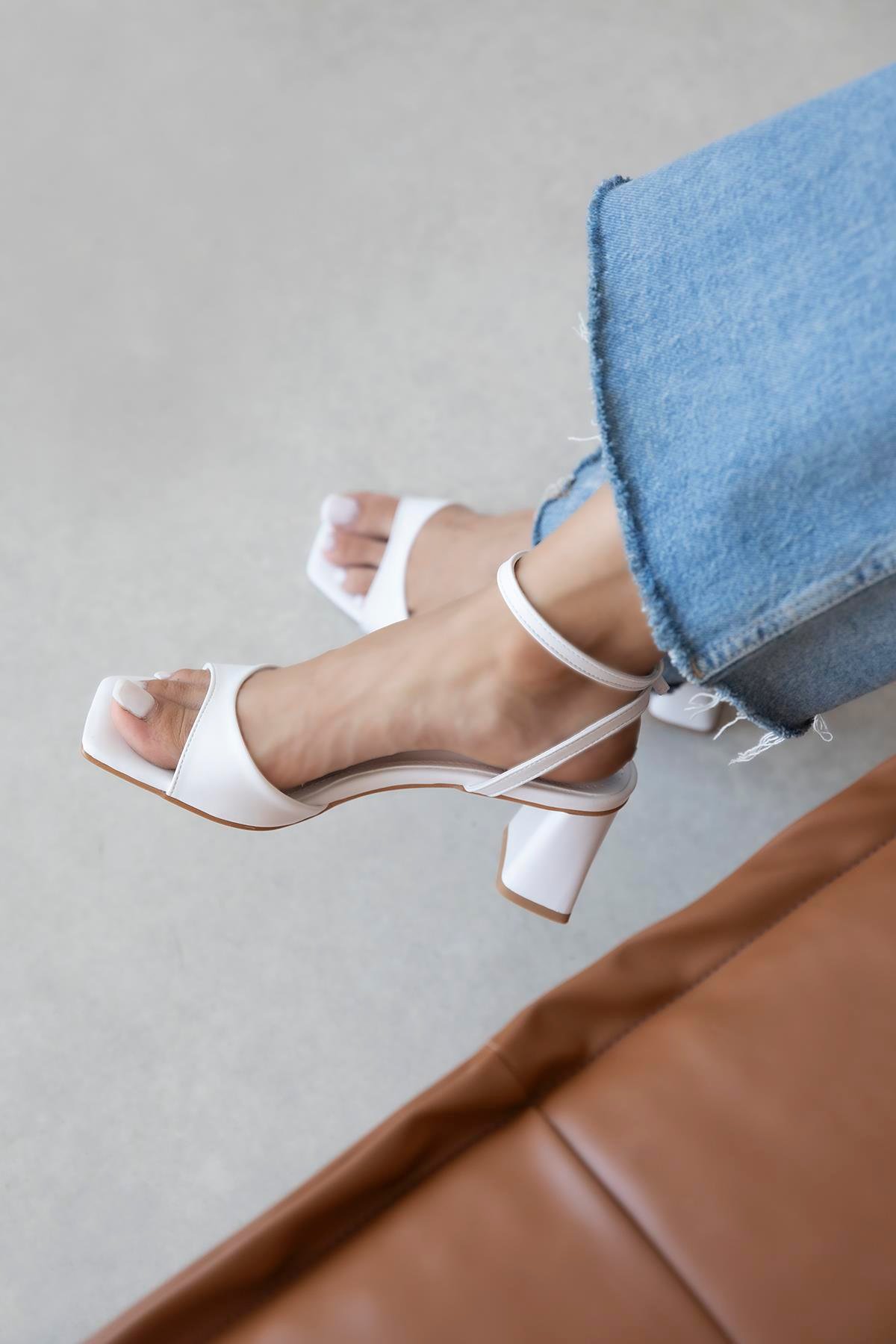 Solana Kadın Topuklu Küt Burun Deri Sandalet Beyaz